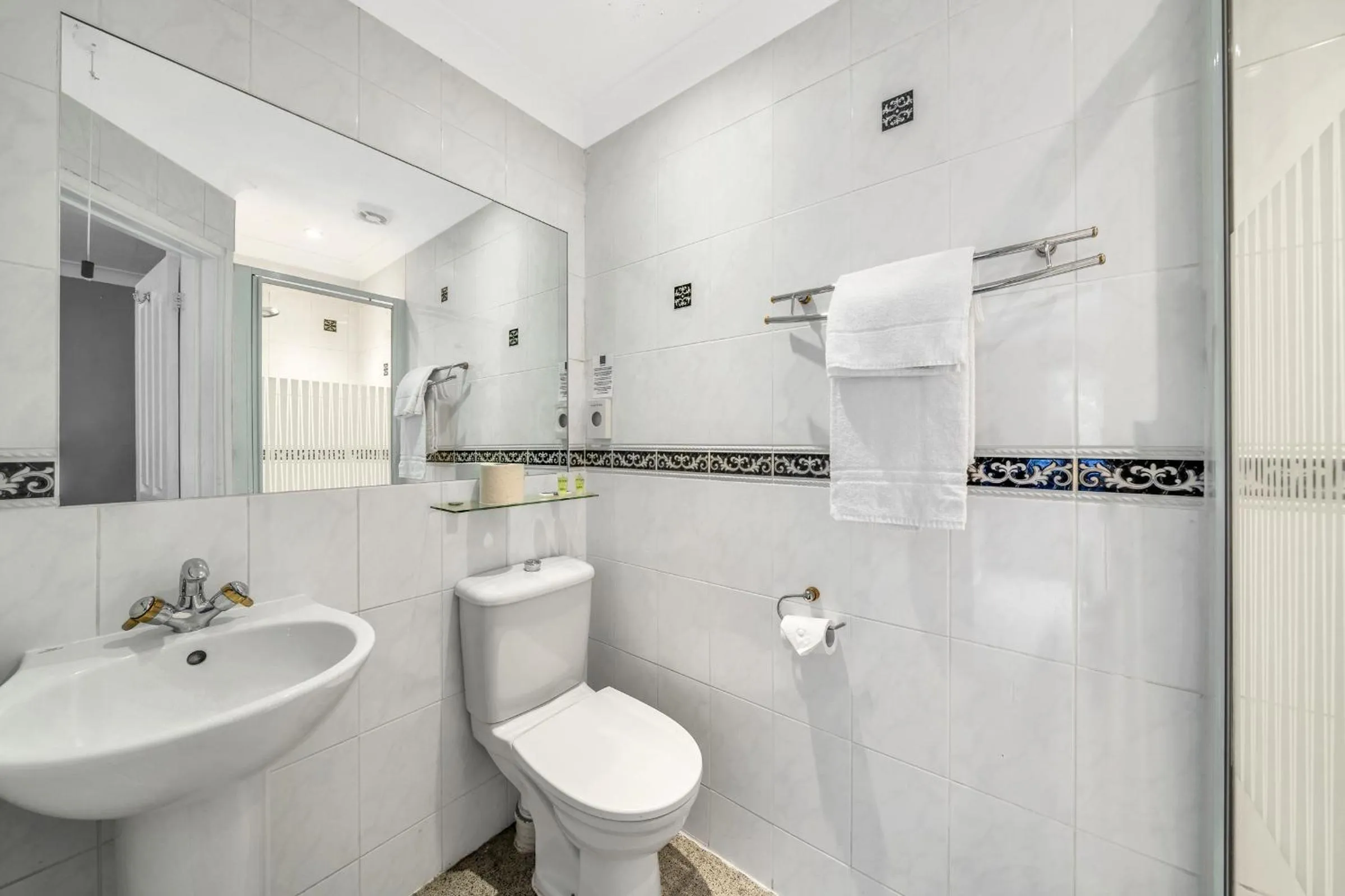 Bathroom in Dial House Hotel