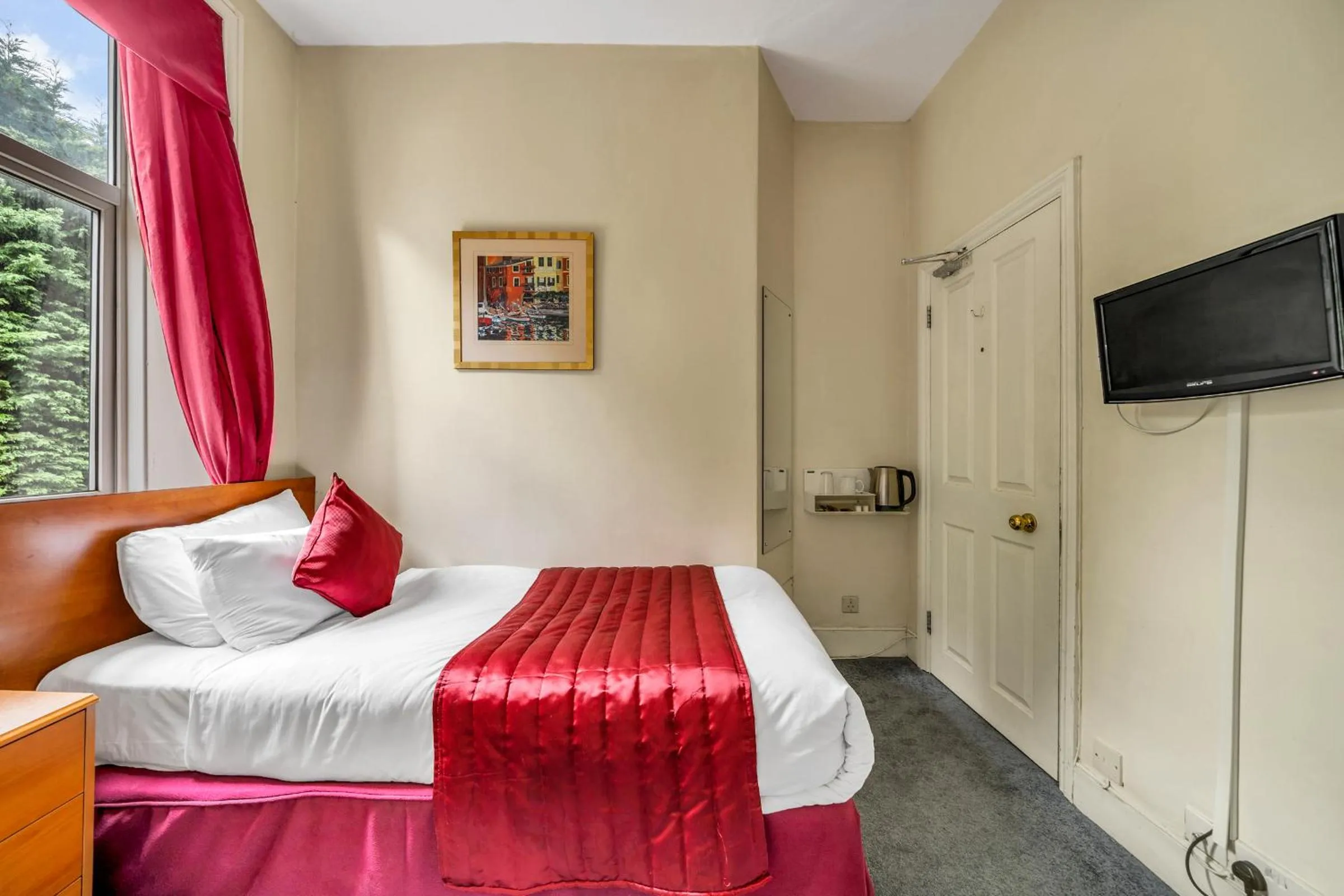 Bed in Dial House Hotel