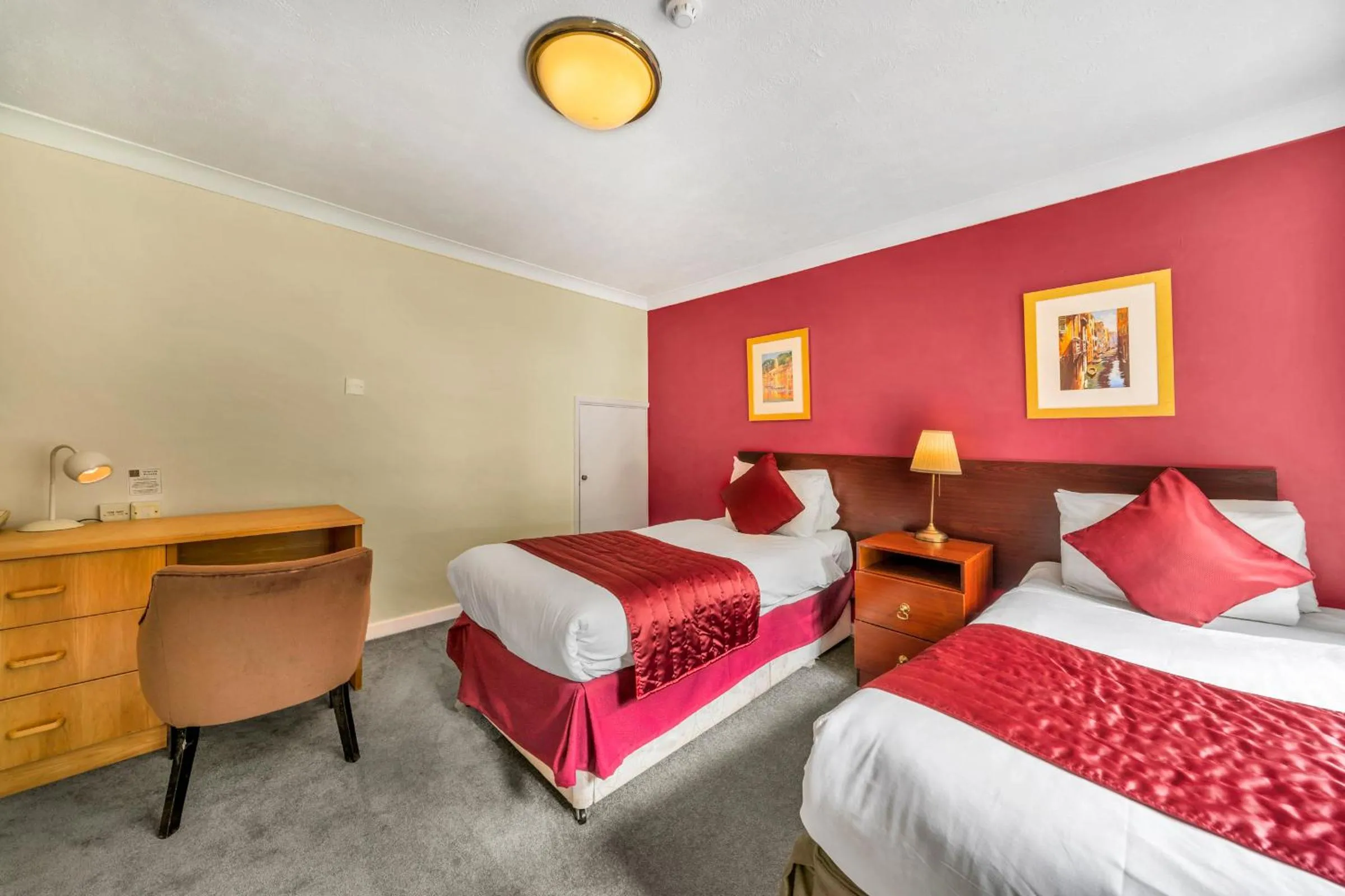 Bed in Dial House Hotel