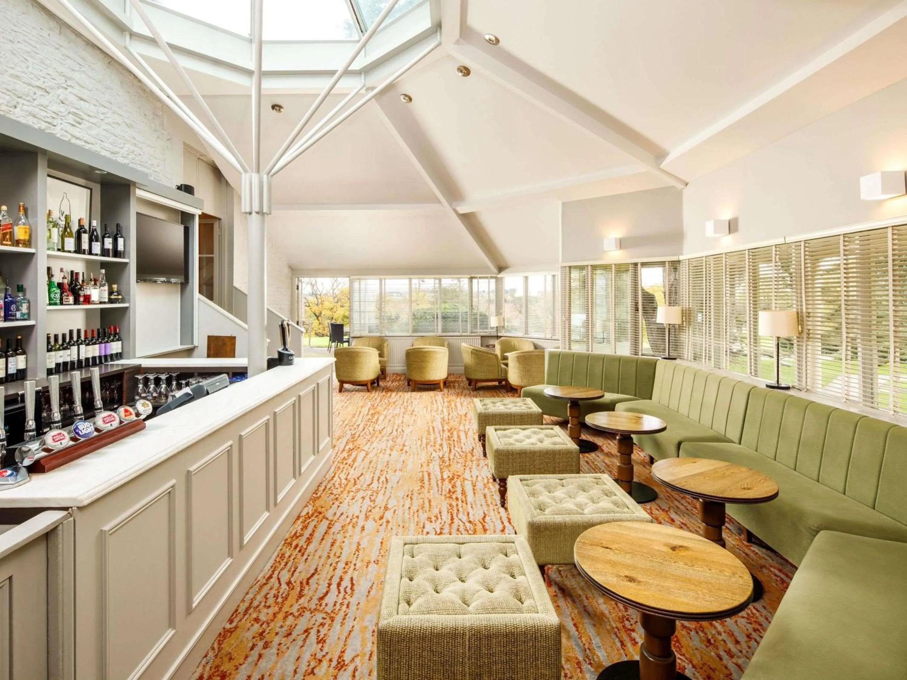 Lounge or bar in Mercure Bristol North The Grange Hotel