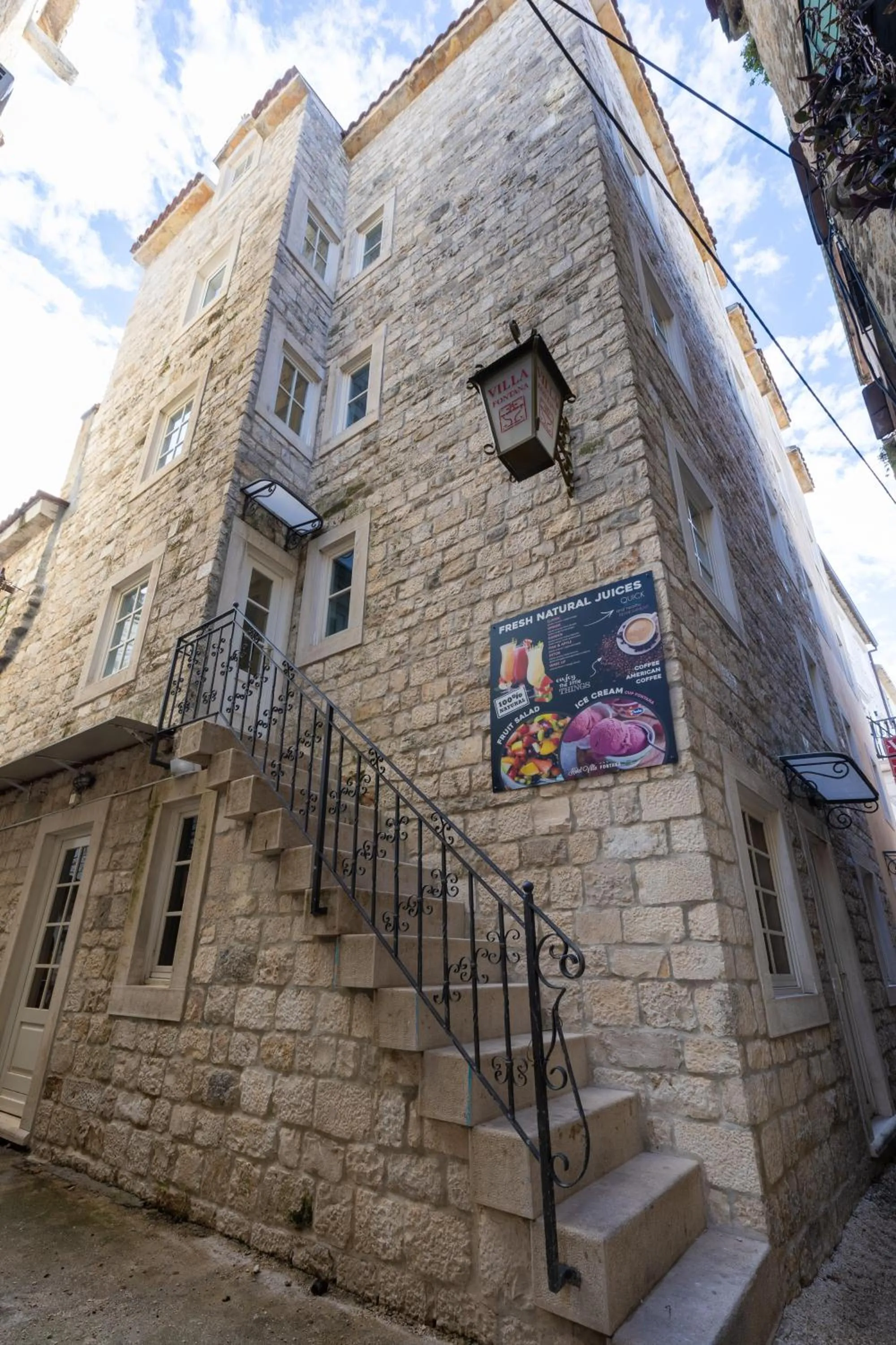 Property building in Villa Fontana