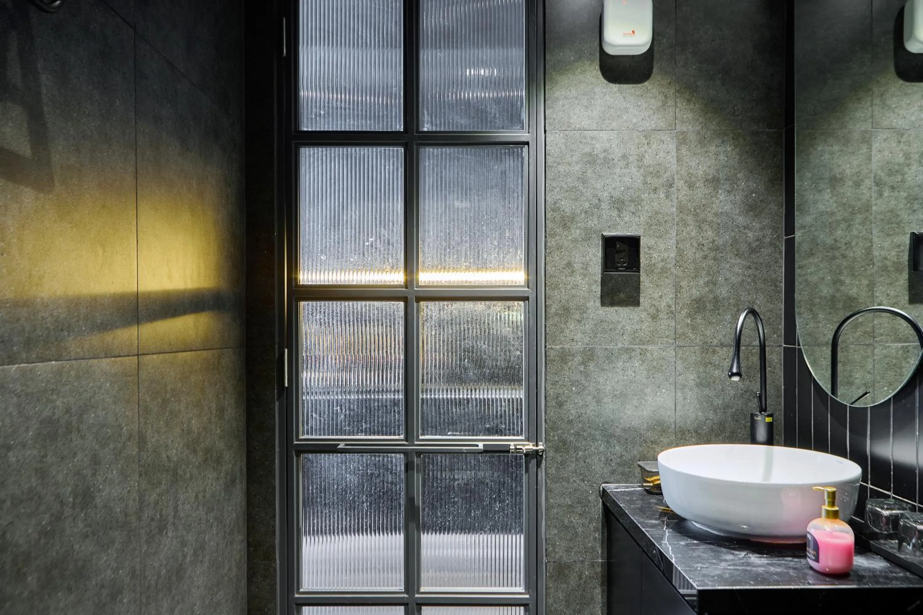 Bathroom in KIN Wander Tân Bình, The Mountain