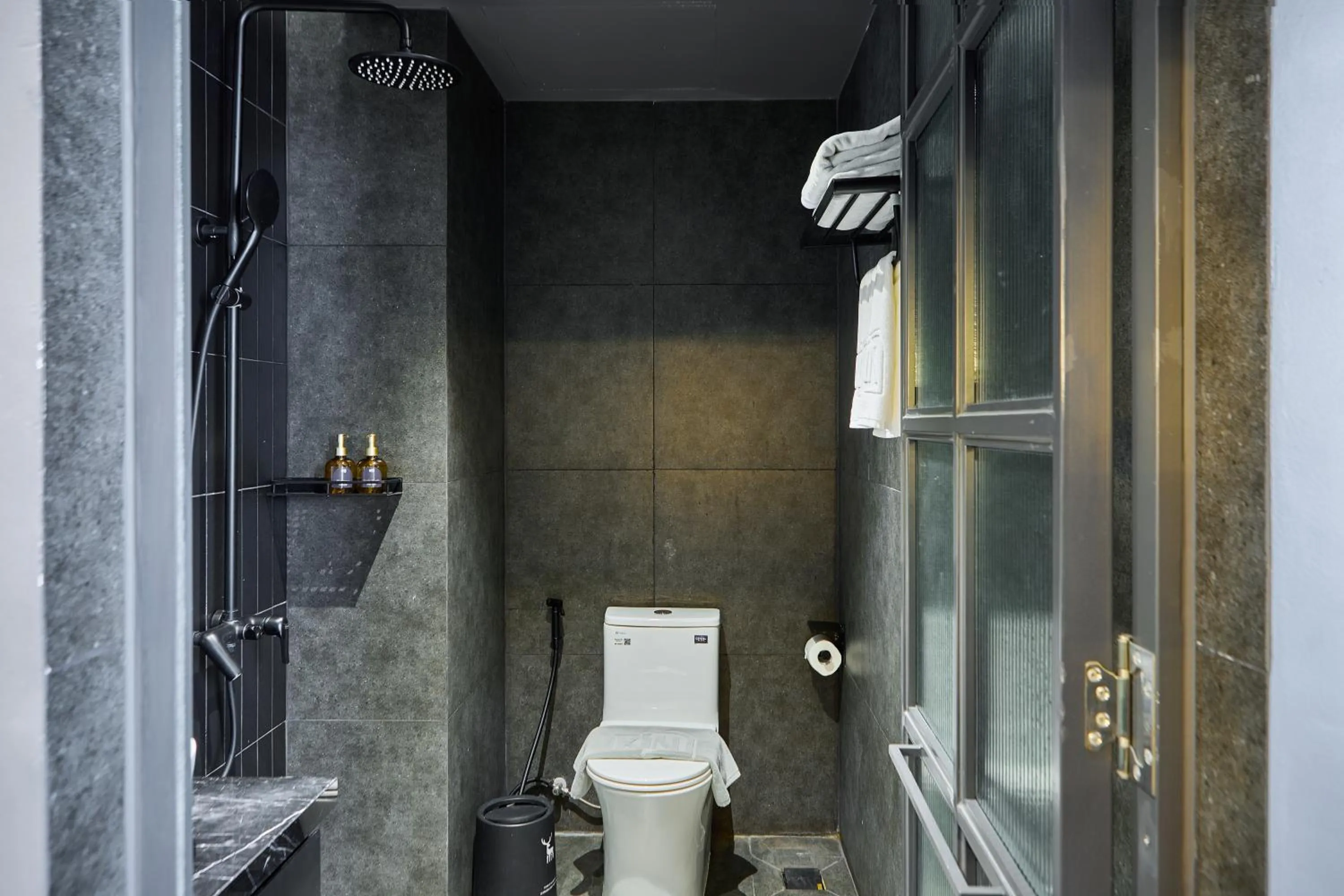 Toilet in KIN Wander Tân Bình, The Mountain