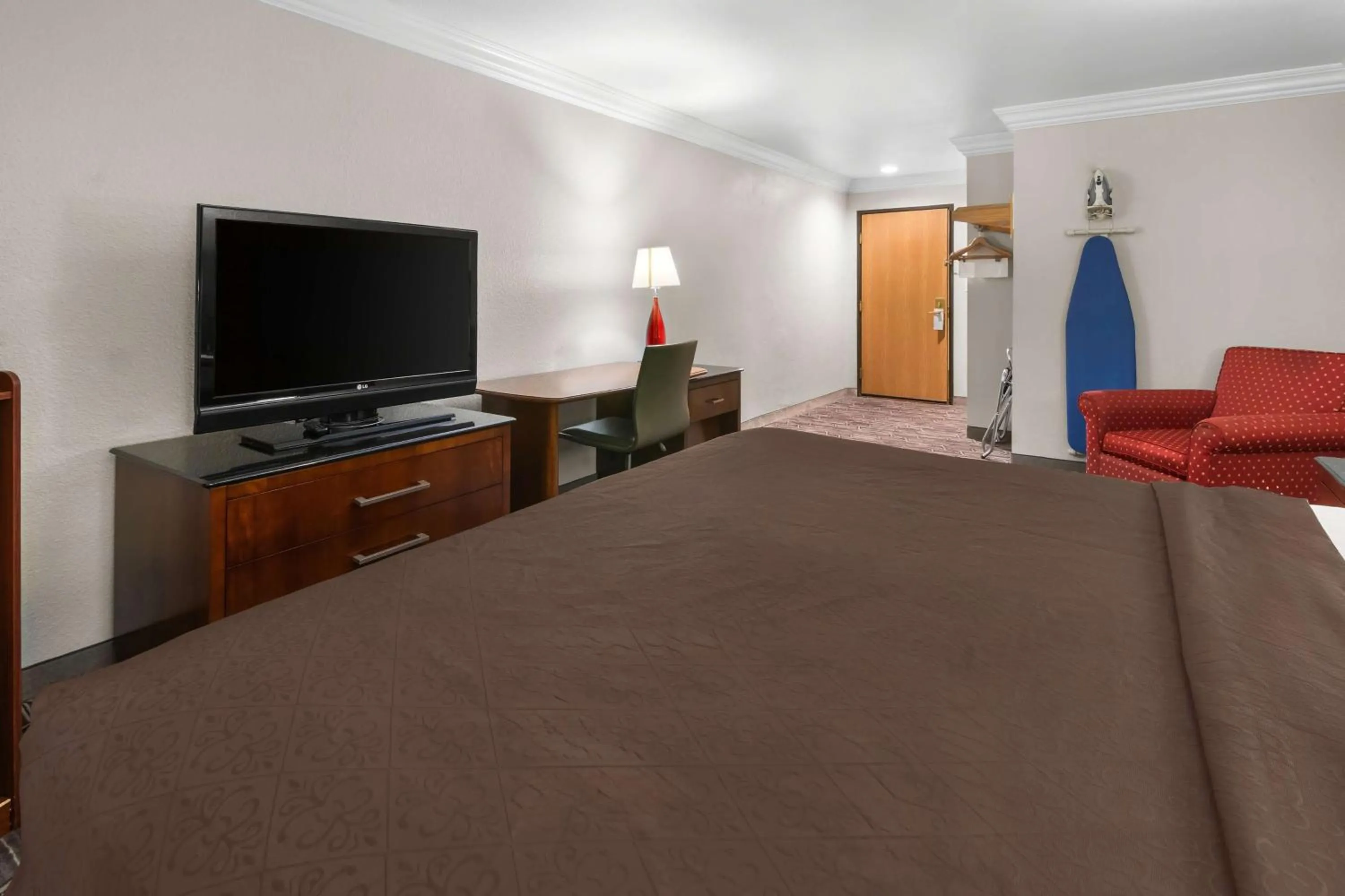 Bedroom, Bed in SureStay Plus by Best Western Fort Worth Benbrook