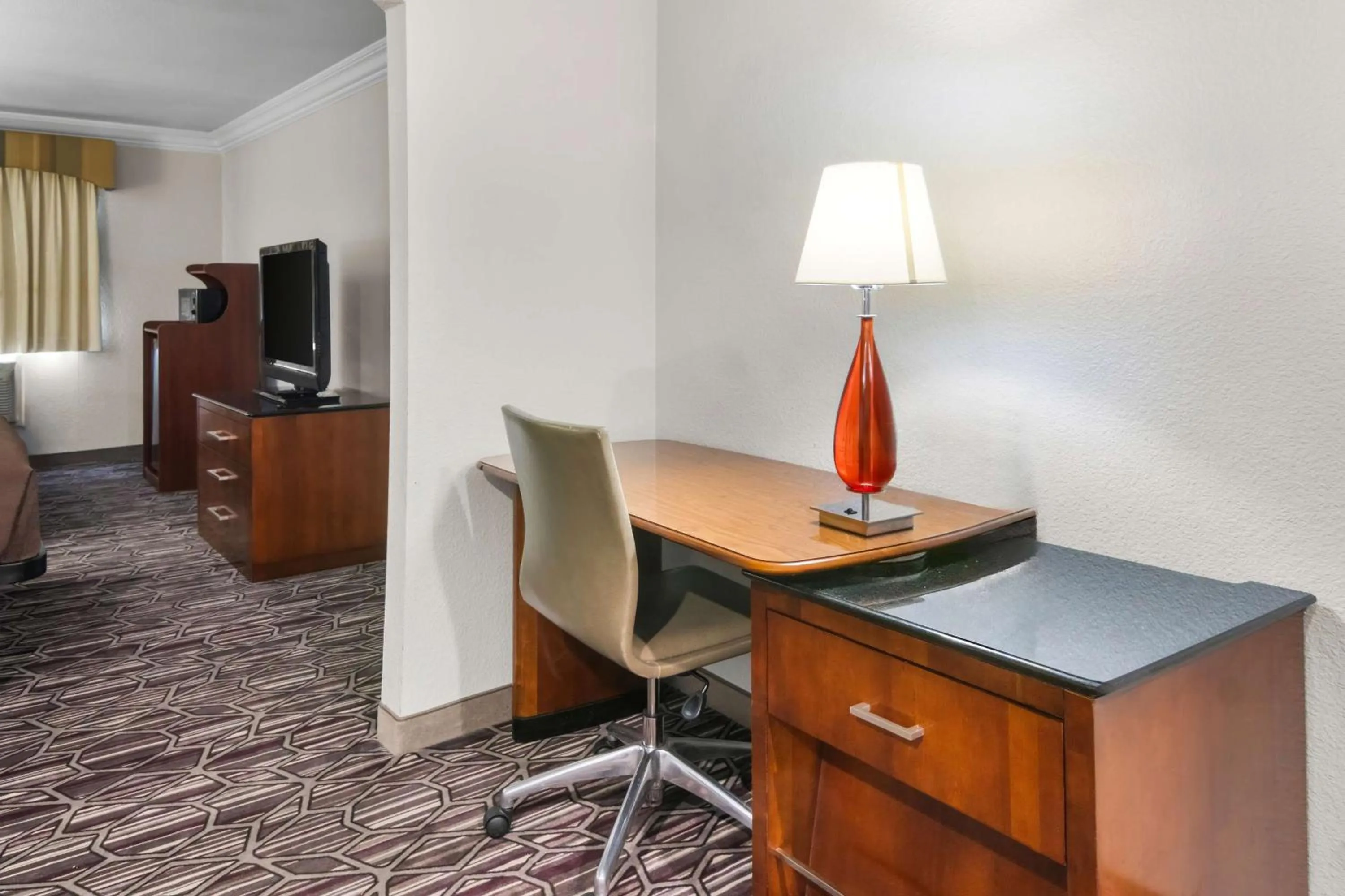 Bedroom, Bed in SureStay Plus by Best Western Fort Worth Benbrook