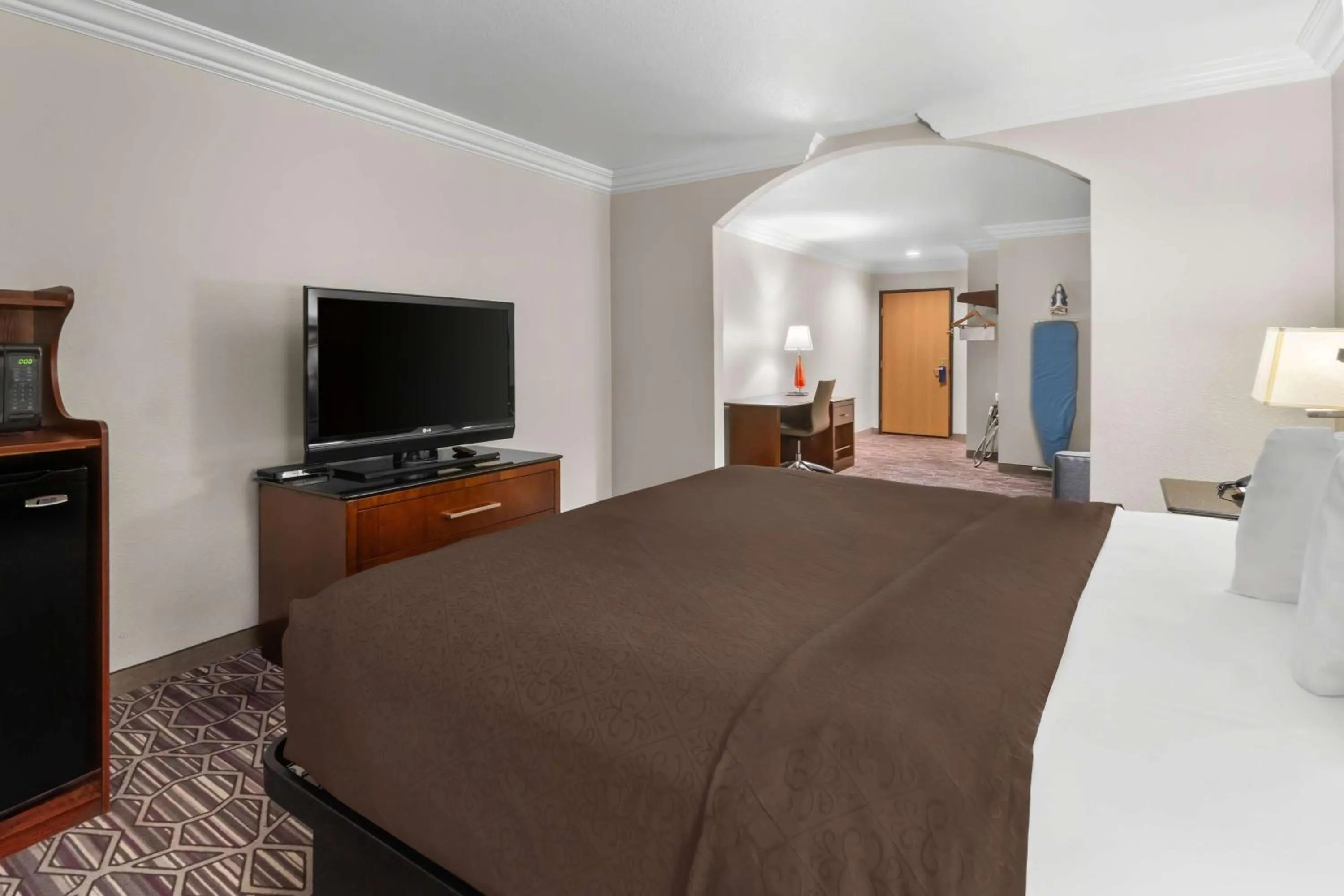 Bedroom, Bed in SureStay Plus by Best Western Fort Worth Benbrook