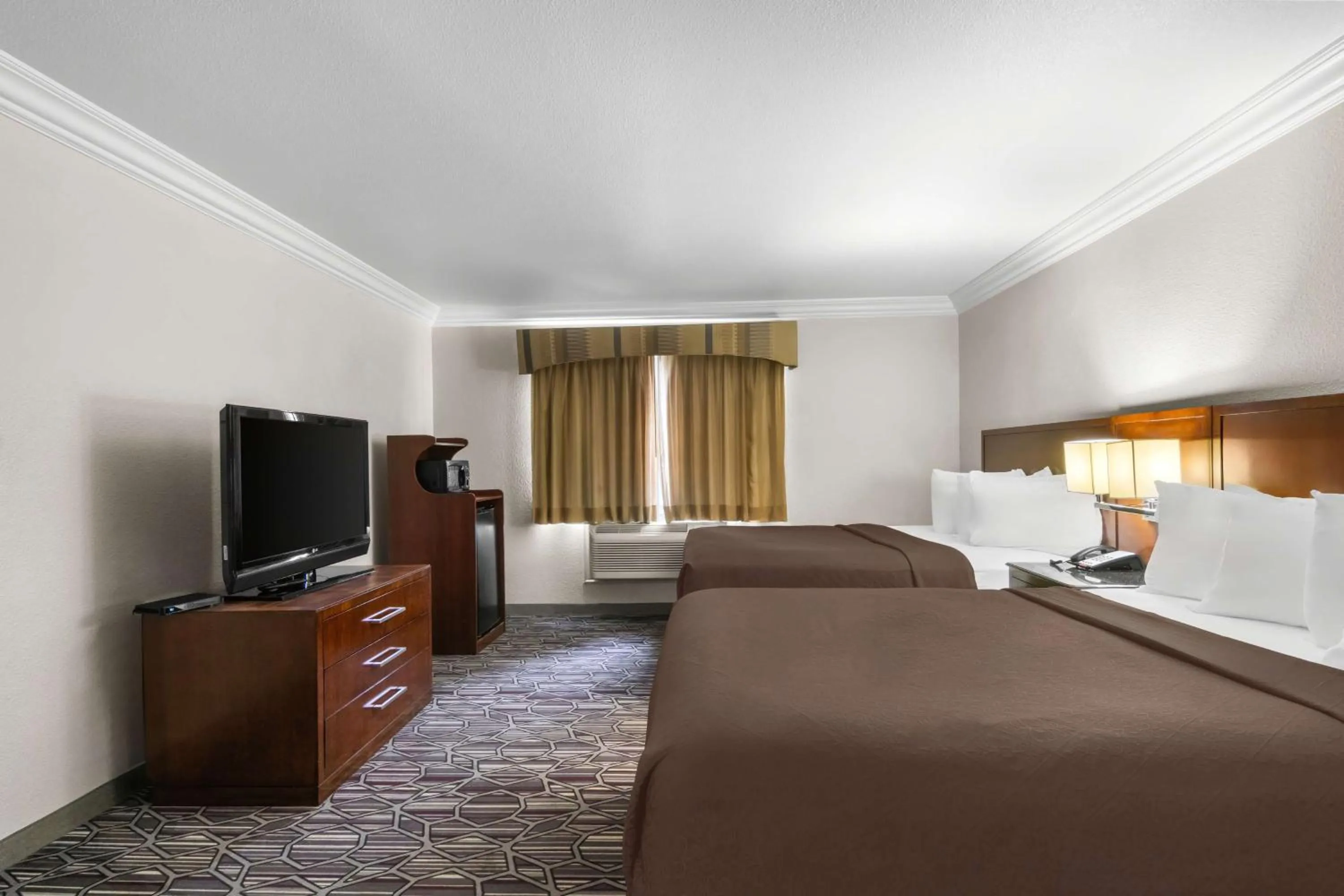 Bedroom, Bed in SureStay Plus by Best Western Fort Worth Benbrook