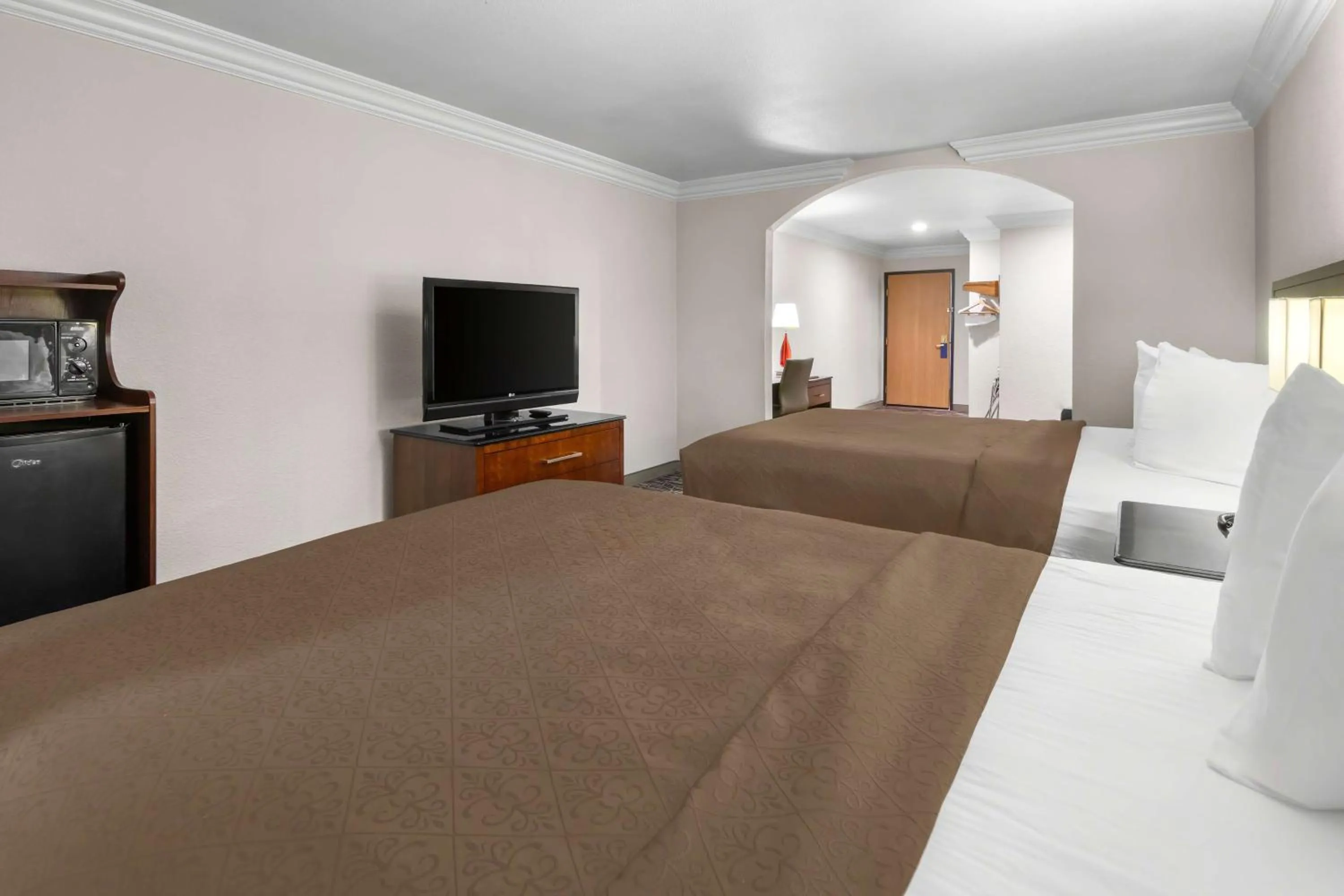 Bedroom, Bed in SureStay Plus by Best Western Fort Worth Benbrook