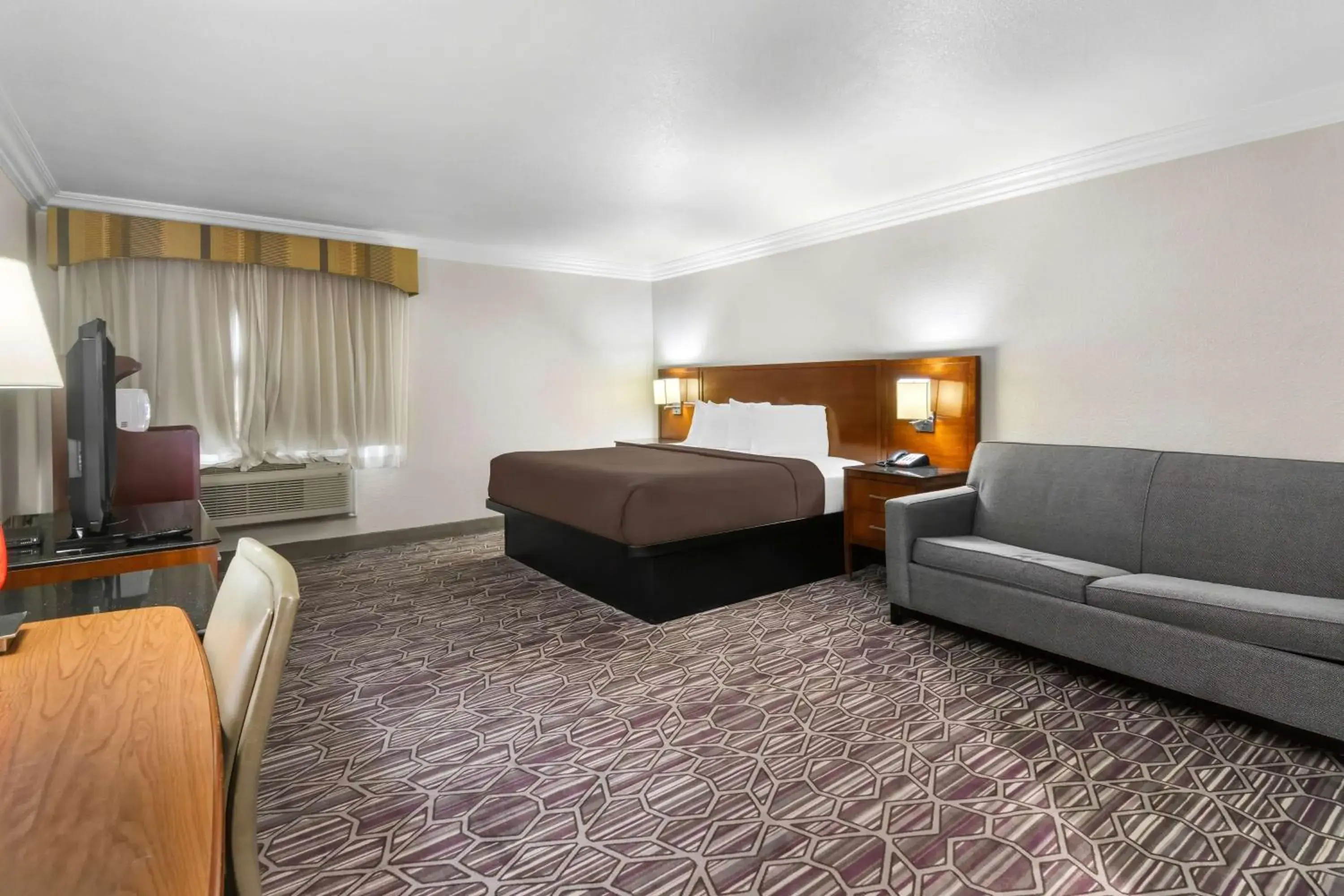 King Room with Sofa Bed and Roll-In Shower - Disability Access/Non-Smoking in SureStay Plus by Best Western Fort Worth Benbrook King Room with Sofa Bed and Roll-In Shower - Disability Access/Non-Smoking in SureStay Plus by Best Western Fort Worth Benbrook