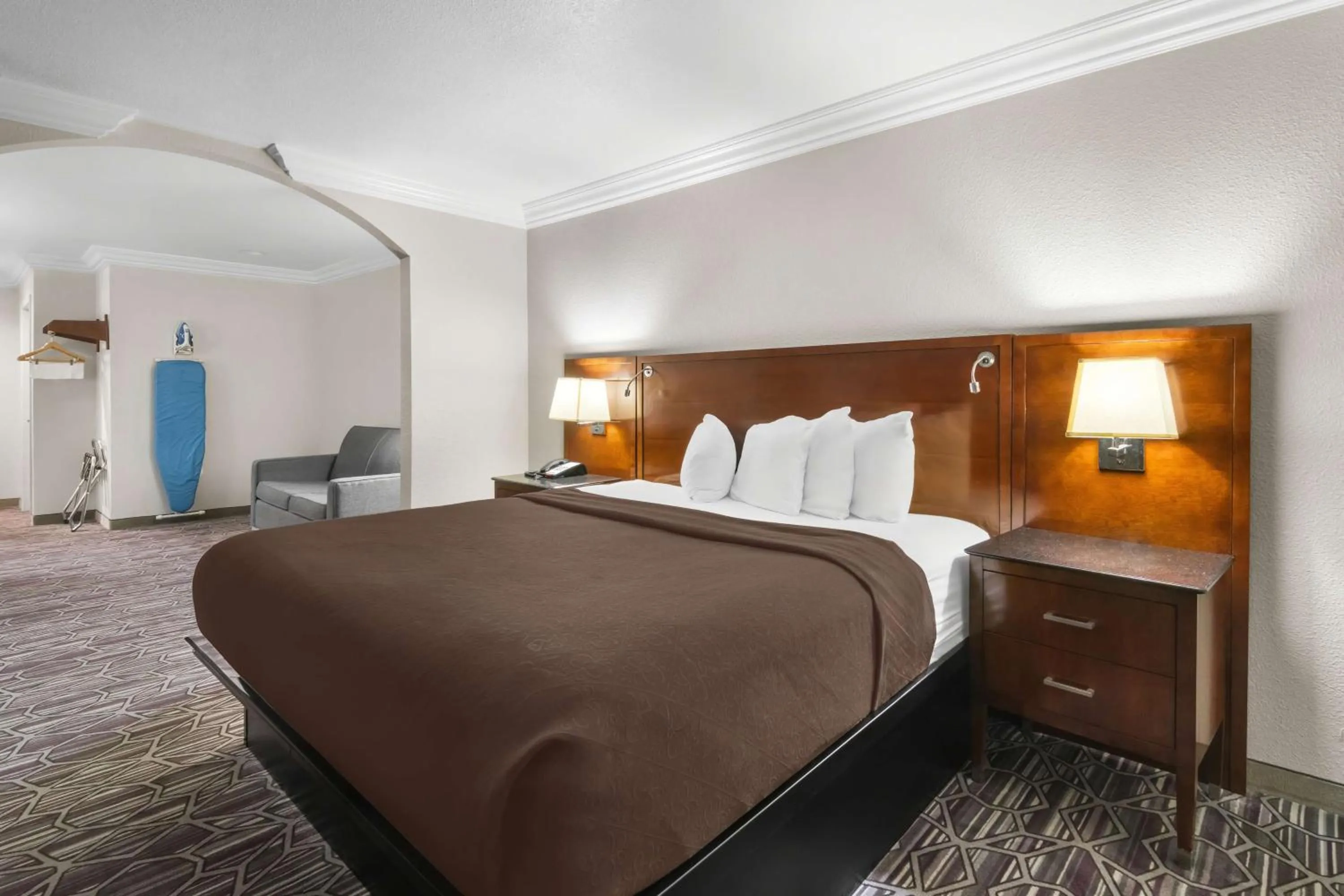 Bedroom, Bed in SureStay Plus by Best Western Fort Worth Benbrook