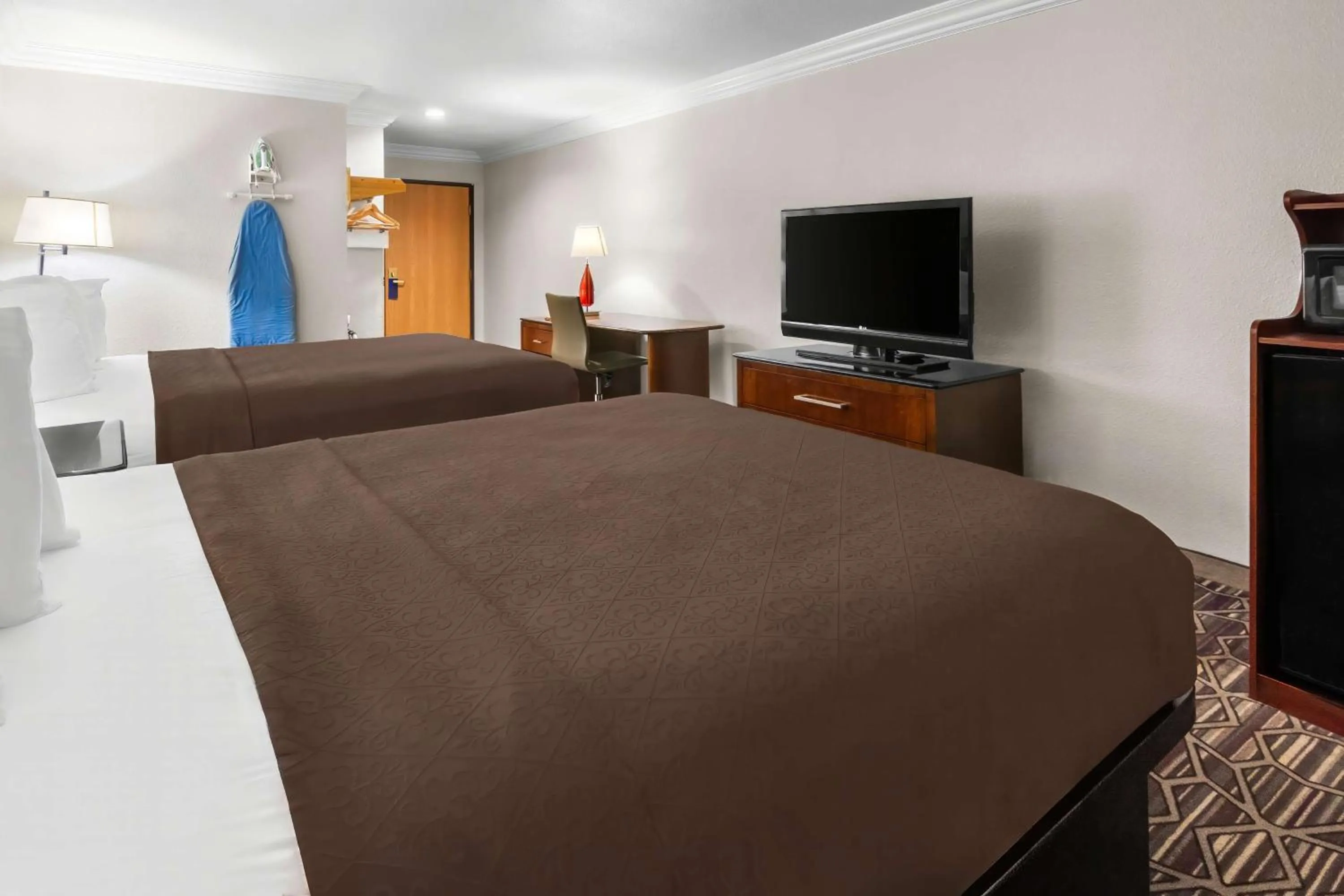 Bedroom, Bed in SureStay Plus by Best Western Fort Worth Benbrook