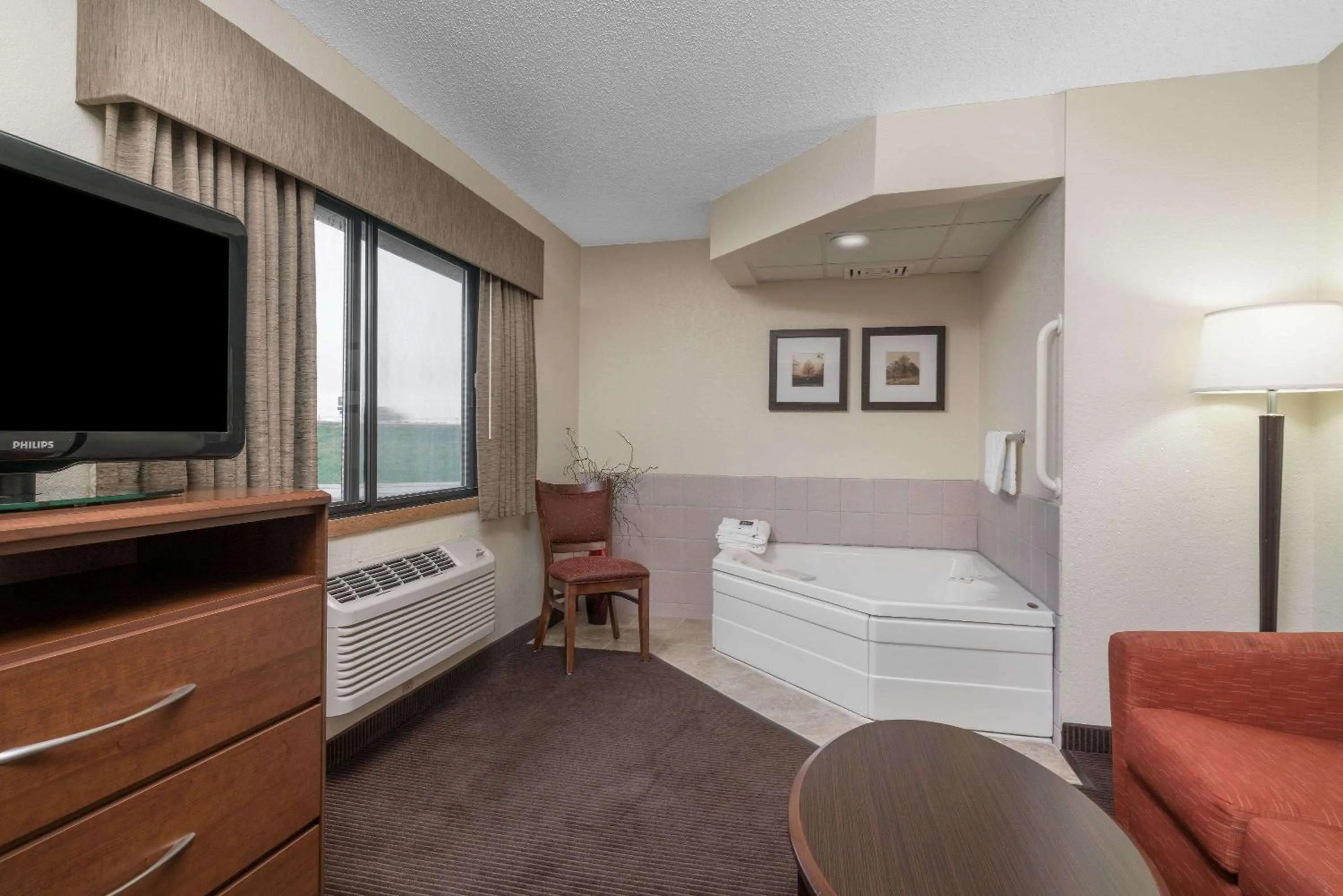Photo of the whole room, Bed in AmericInn by Wyndham Worthington