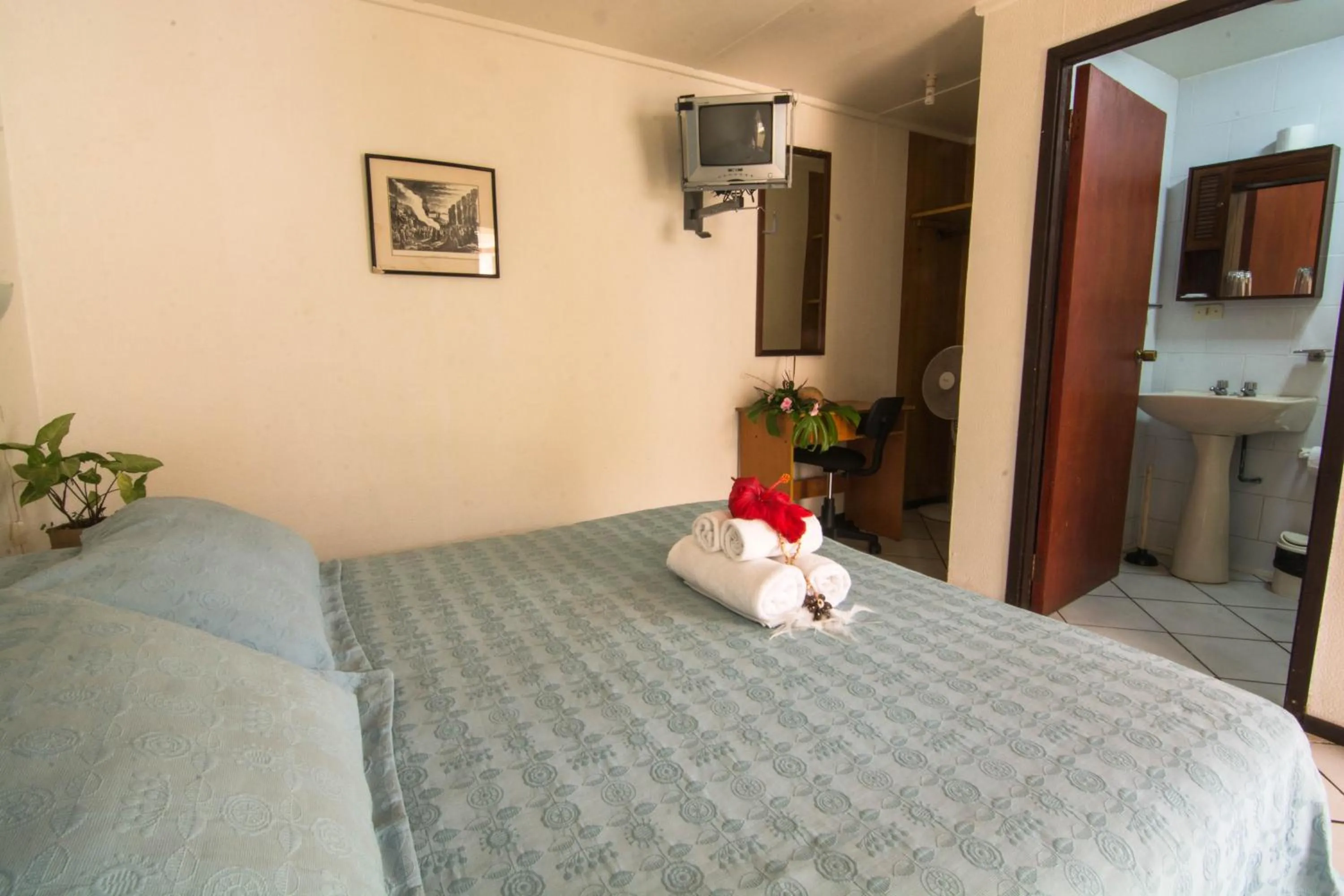 Photo of the whole room, Bed in Hotel Hotu Matua by EI