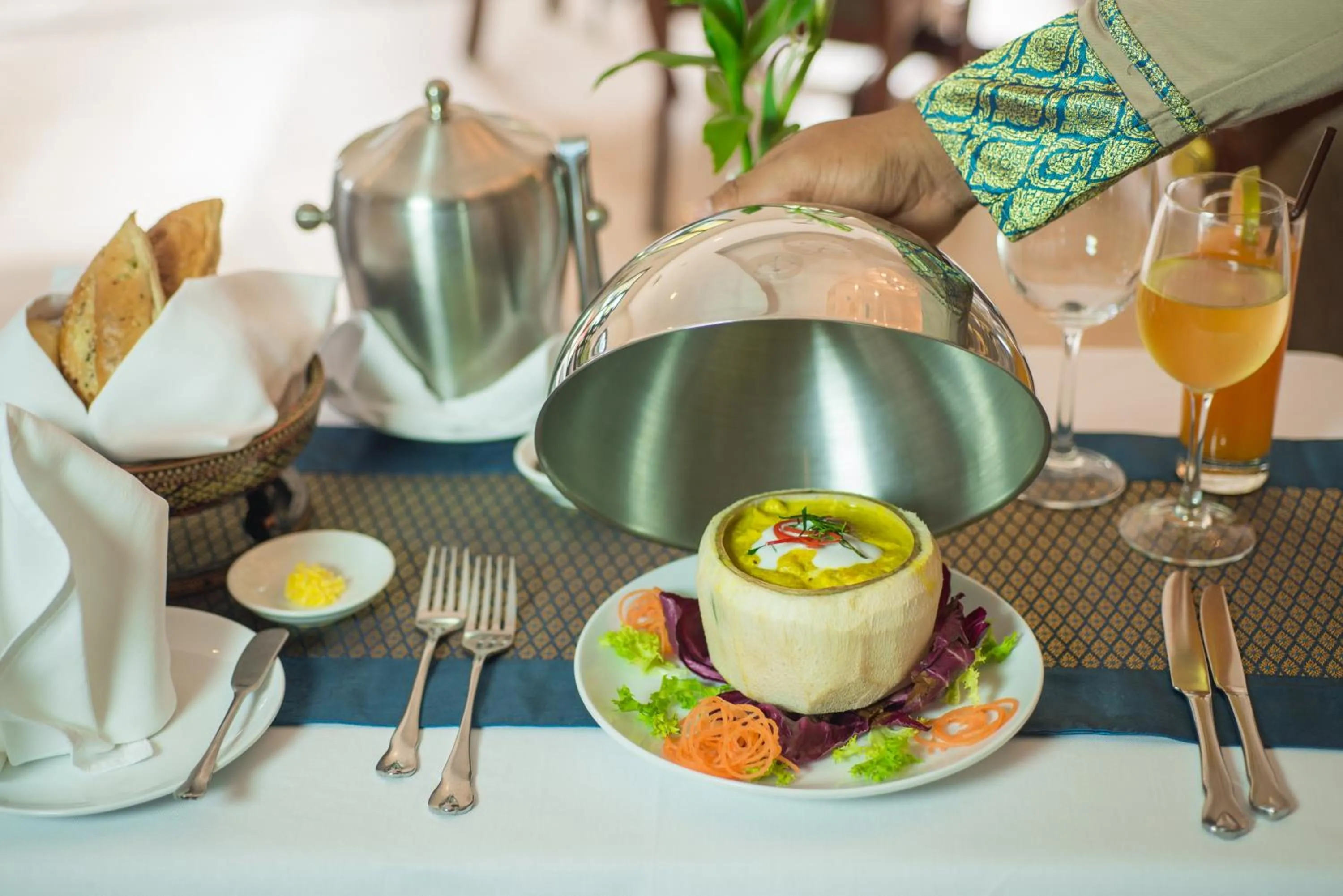 Food and drinks in THE PRIVILEGE FLOOR by Lotus Blanc