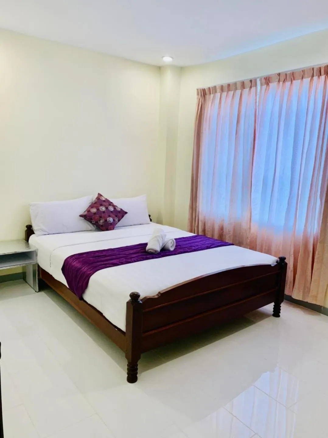 Bed in White Residence Hotel & Apartment