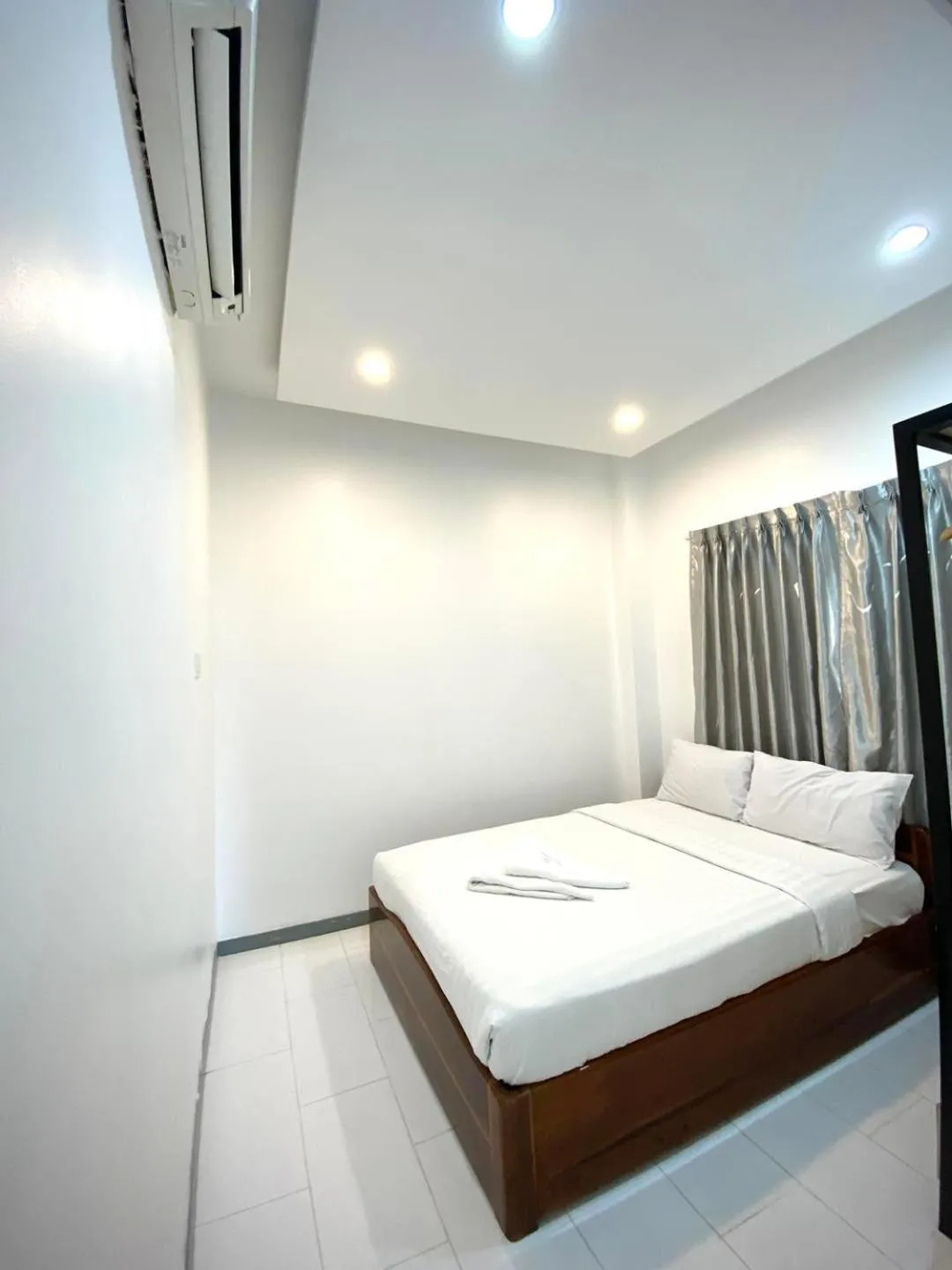 Bed in White Residence Hotel & Apartment