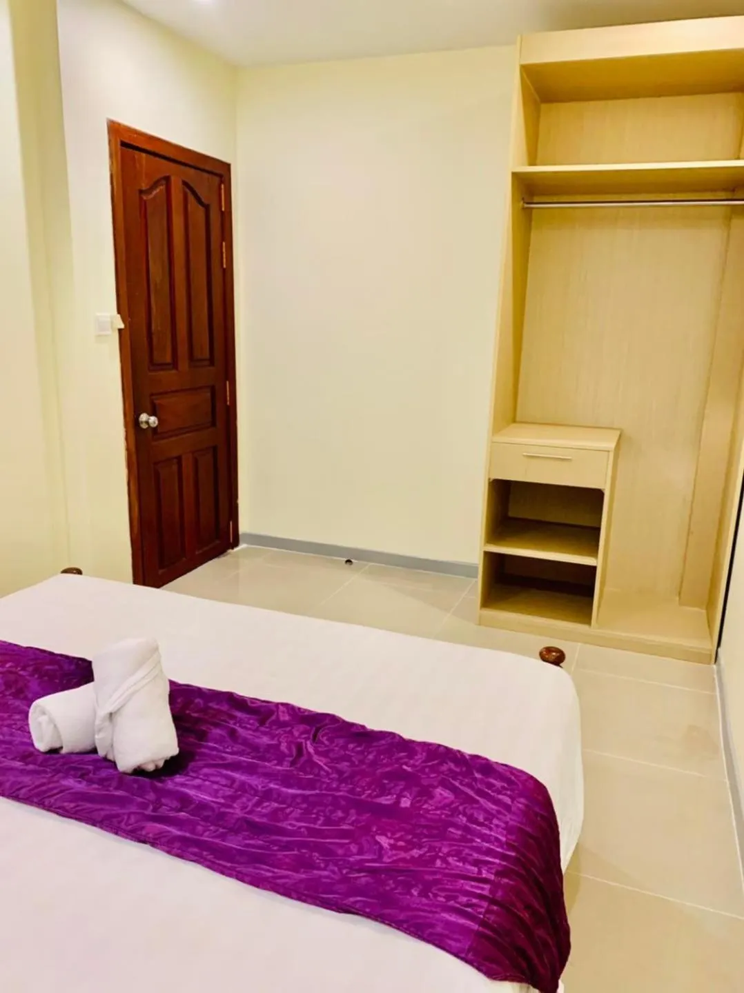 Bed in White Residence Hotel & Apartment