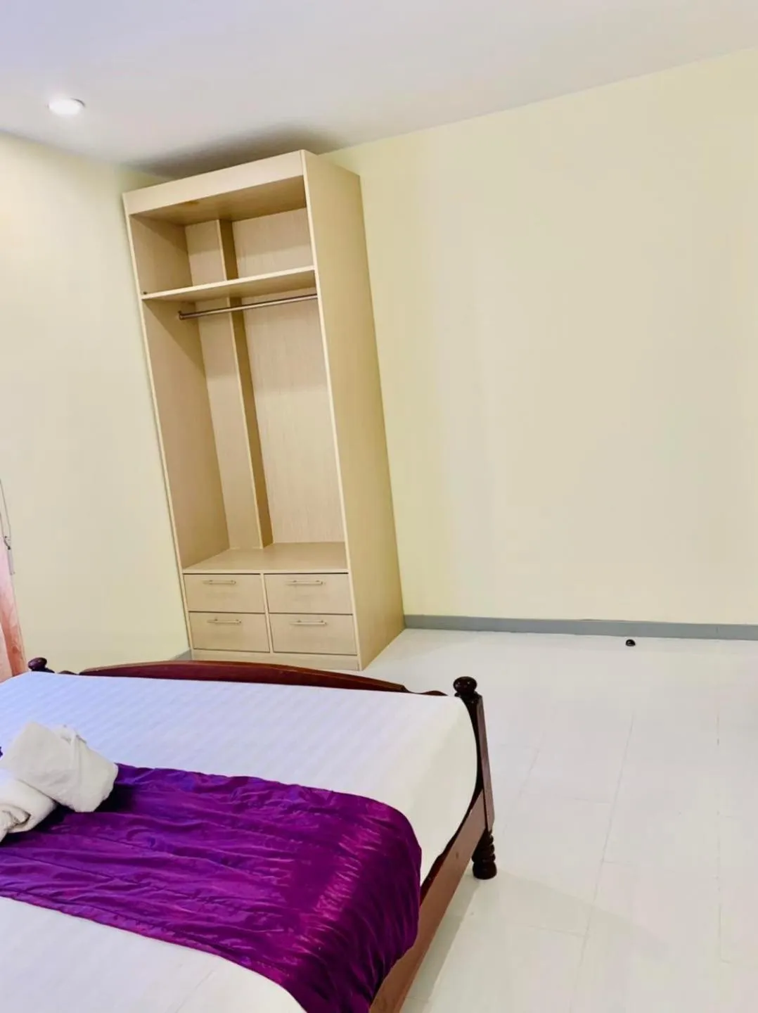 Bed in White Residence Hotel & Apartment