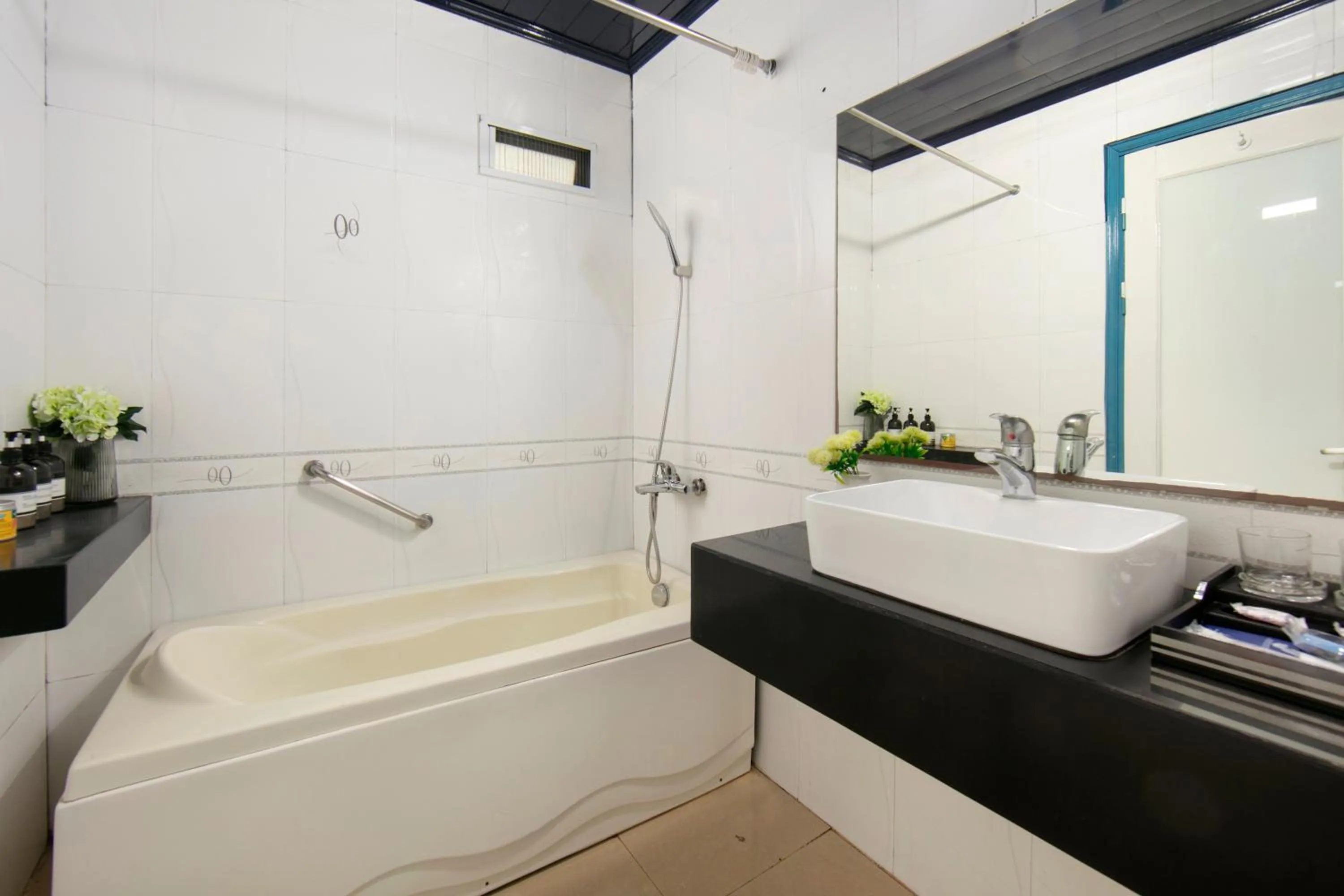 Shower in Diamond Nostalgia Hotel & Spa