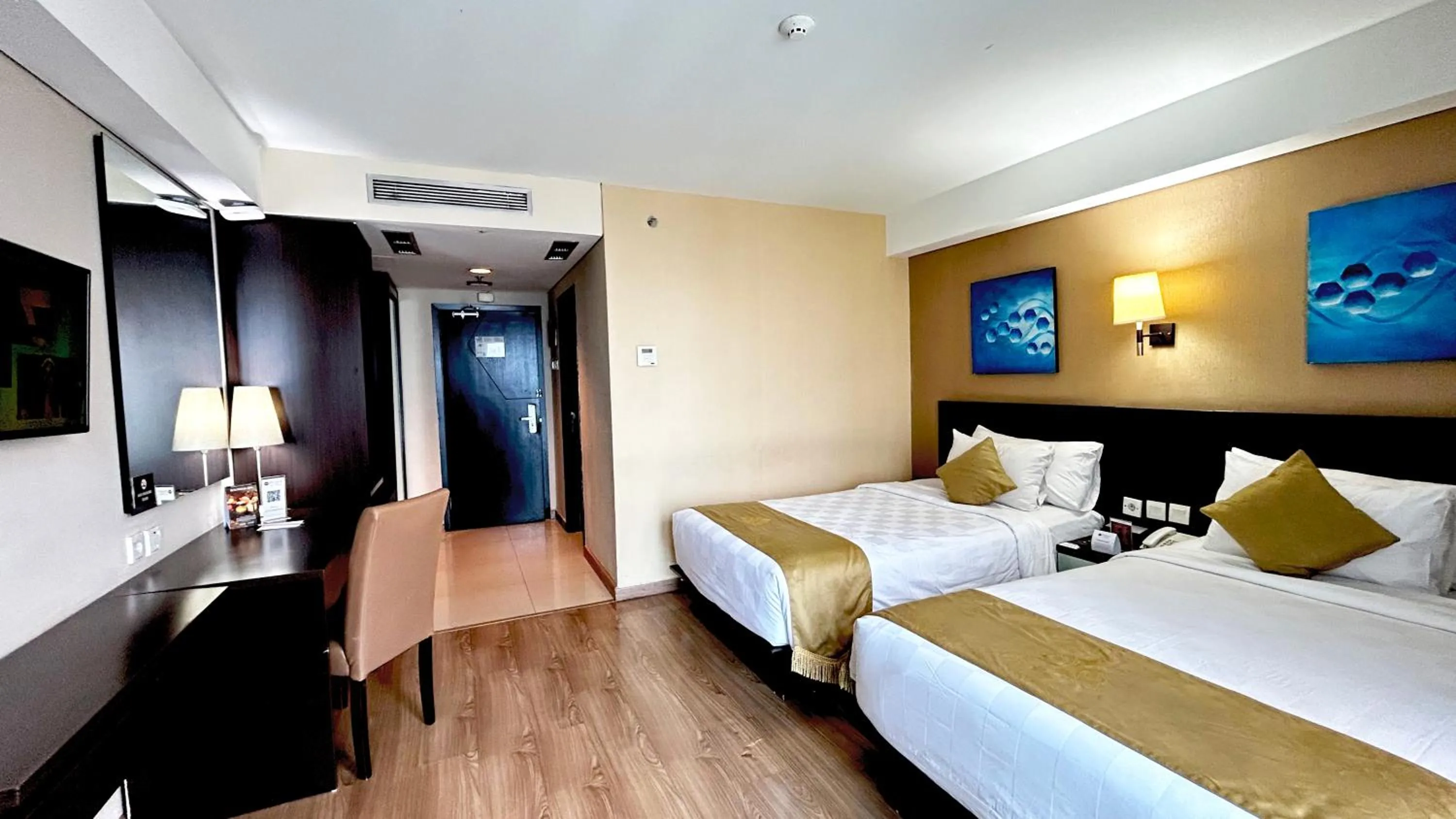 Property building, Bed in Best Western Premier The Hive