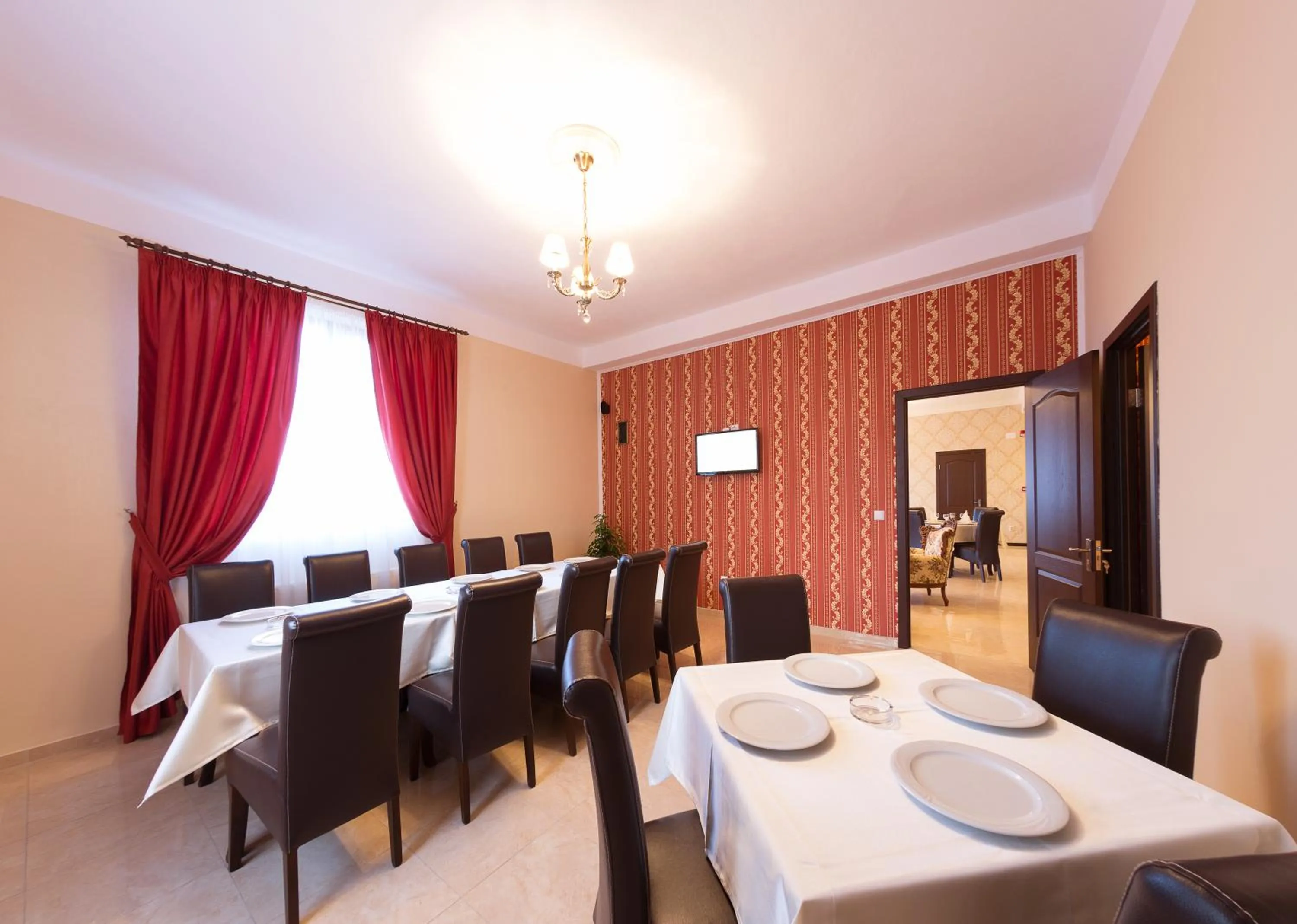 Restaurant/places to eat in Pensiunea Select