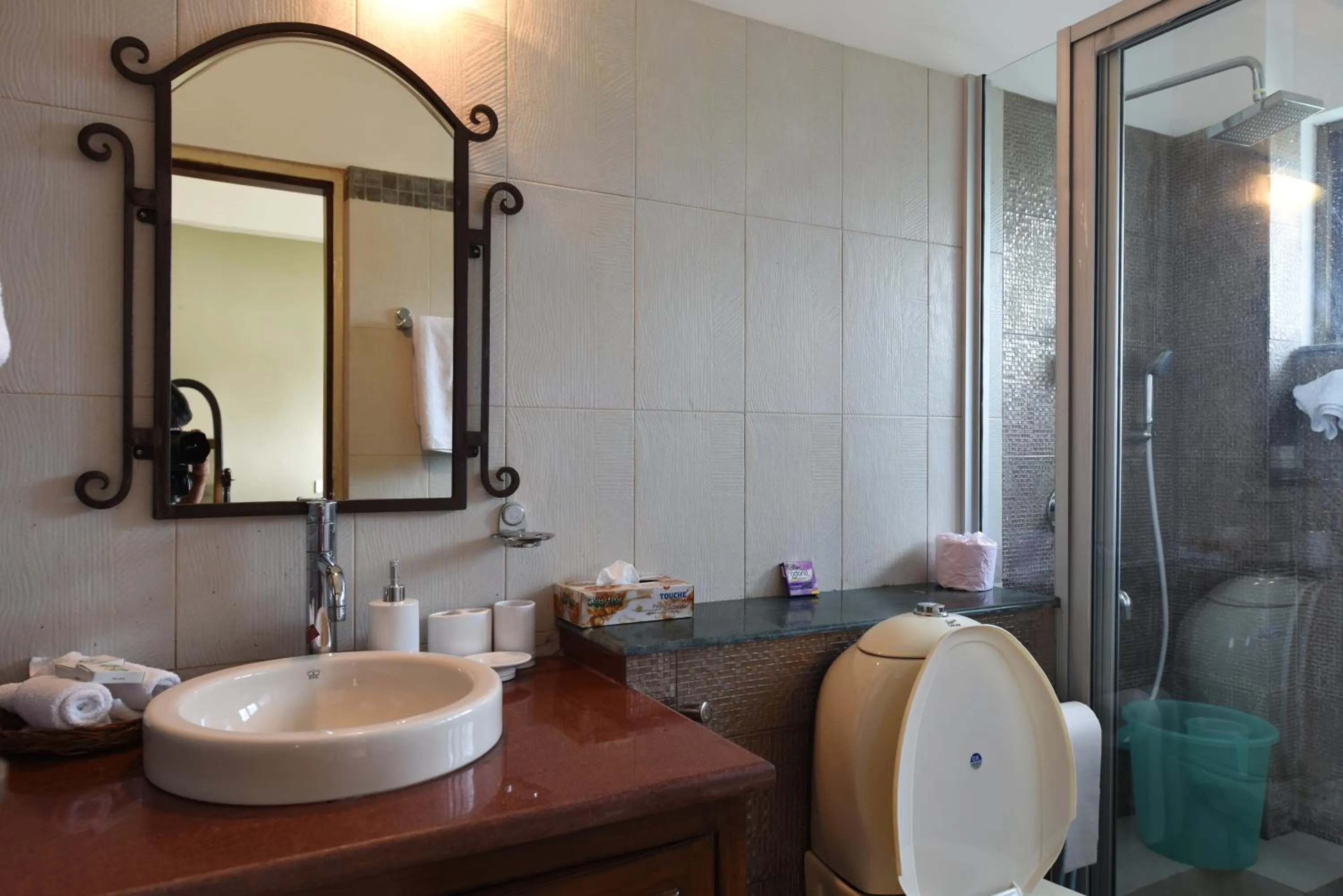 Bathroom in Sourenee Tea Estate