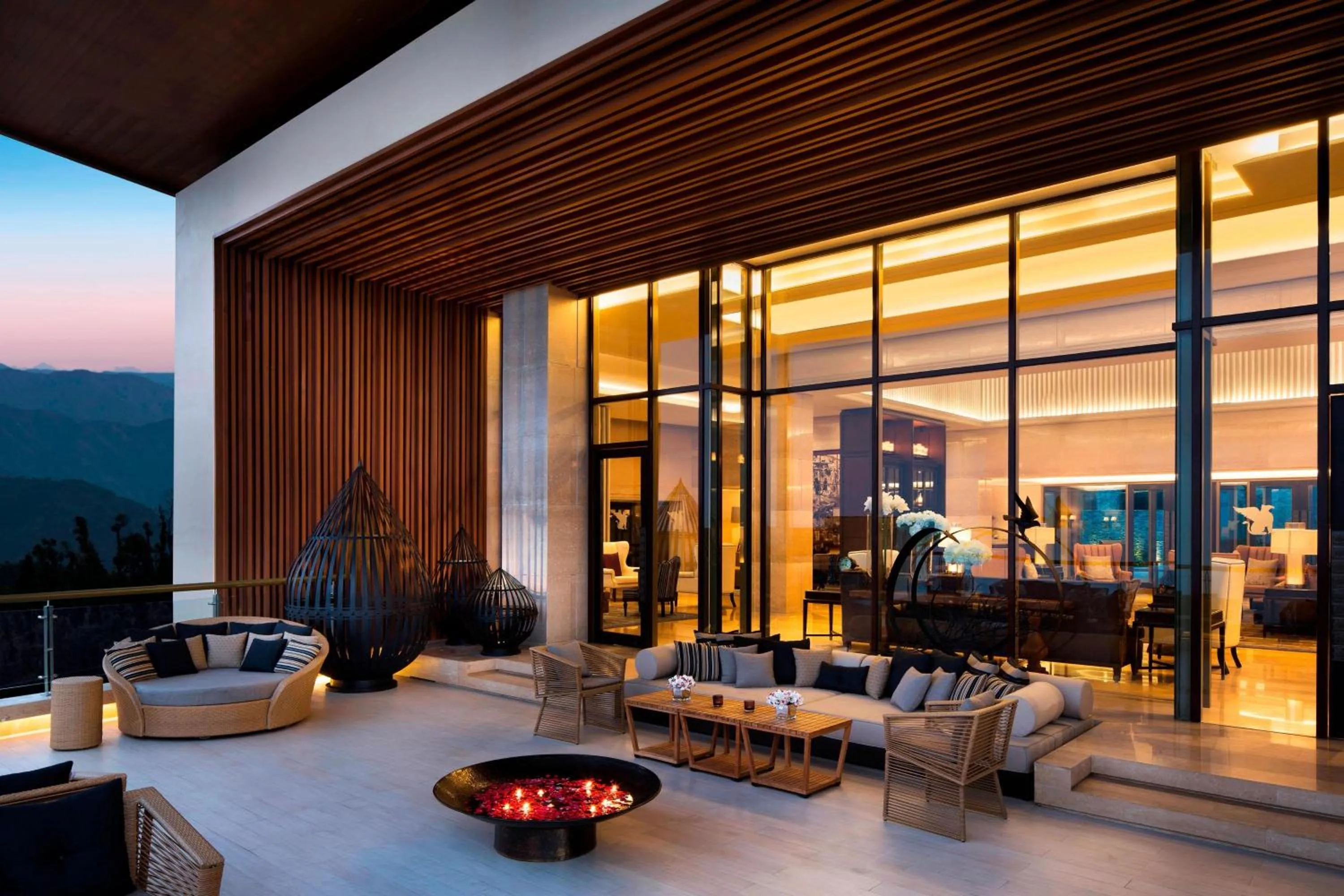 Lounge or bar in JW Marriott Mussoorie Walnut Grove Resort & Spa