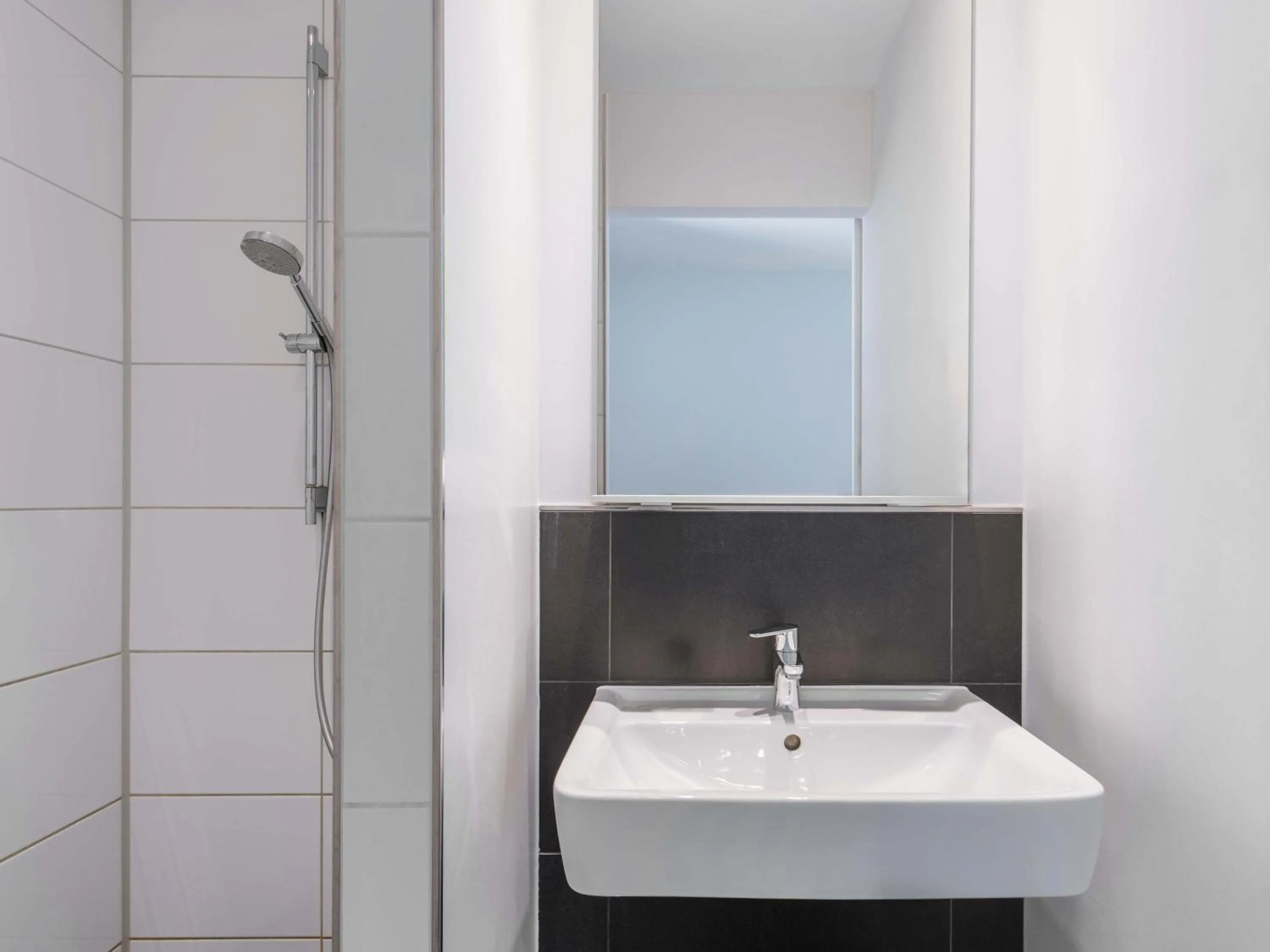 Bathroom in B&B Hotel München-Trudering