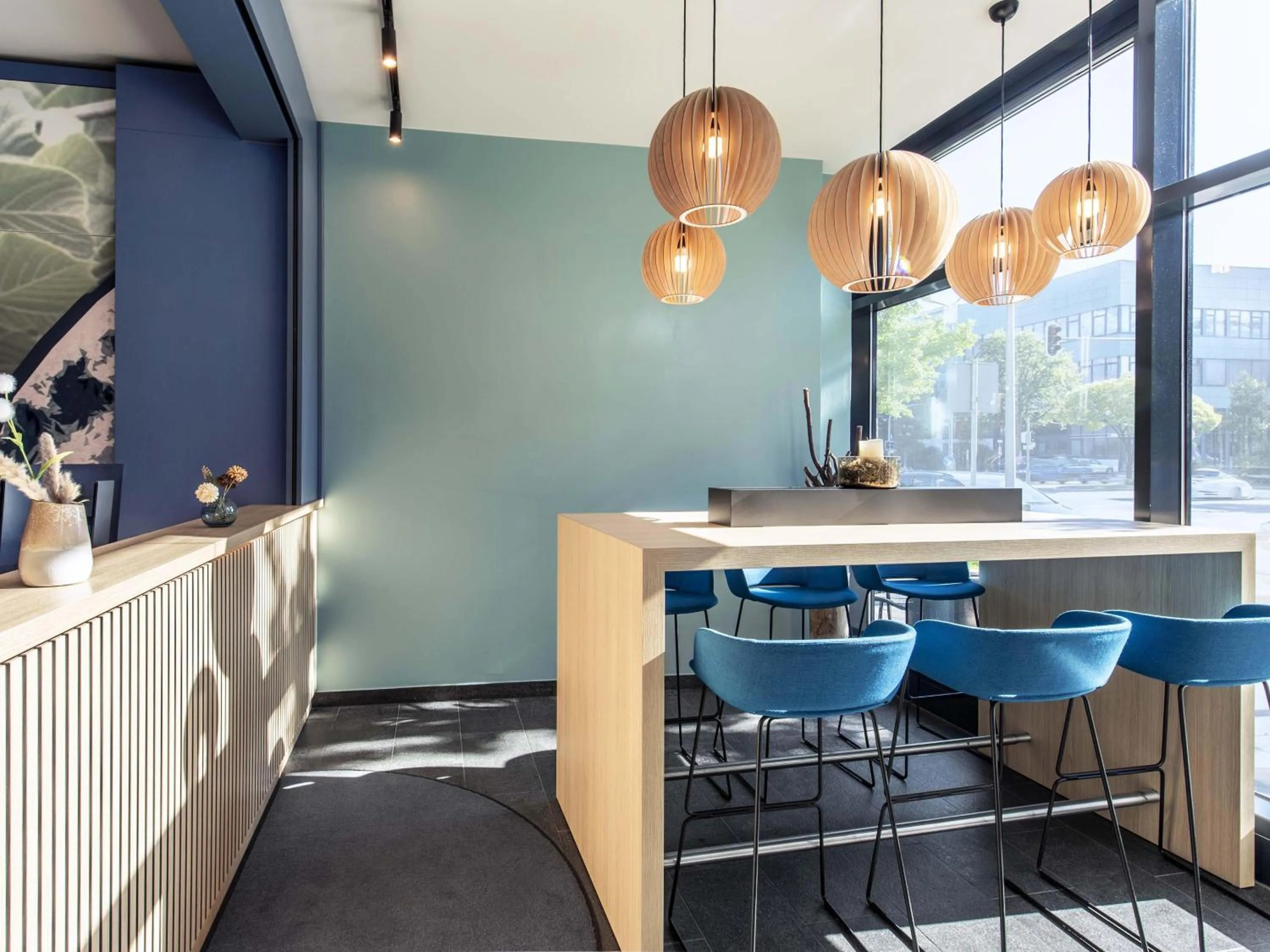 Lobby or reception in B&B Hotel München-Trudering