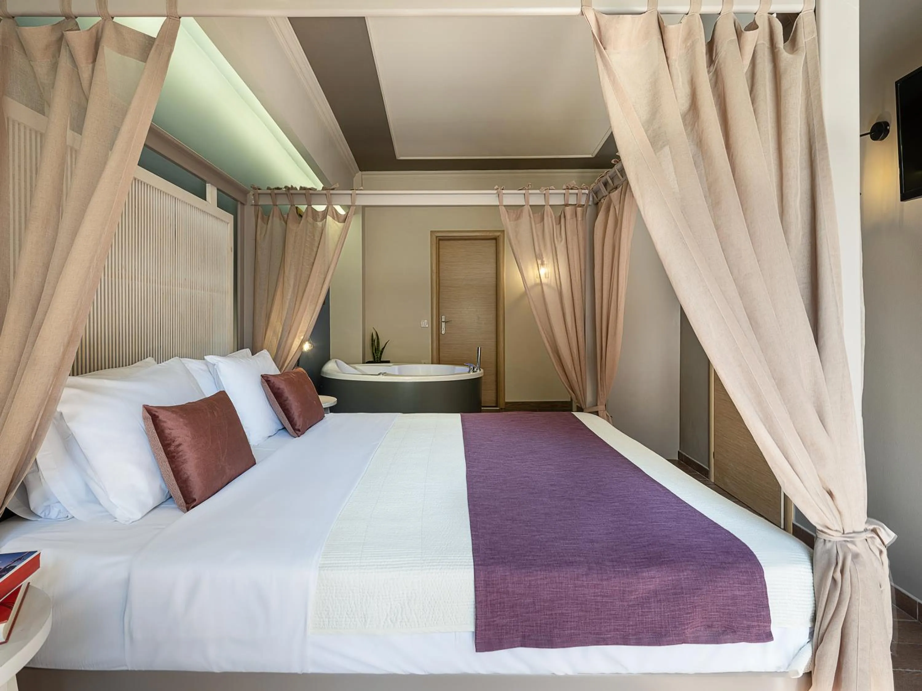 Photo of the whole room, Bed in Elia Potie