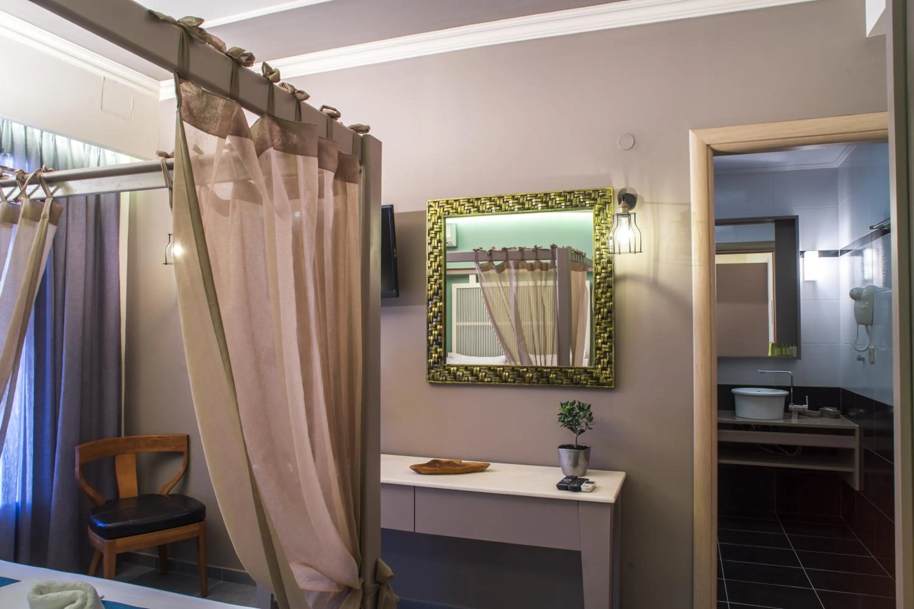 Shower in Elia Potie