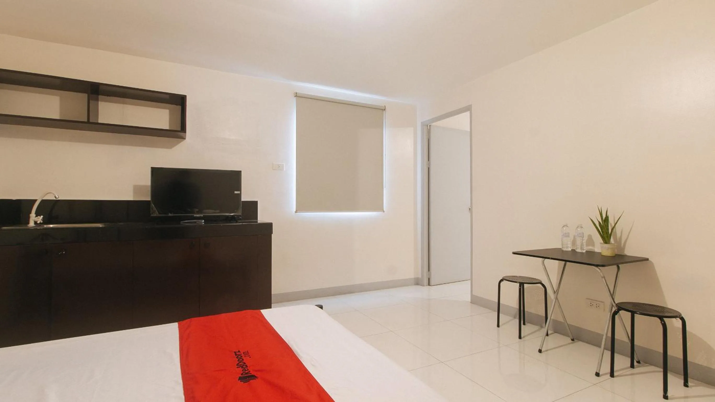 Bed in RedDoorz @ The Vjour Hotel Makati