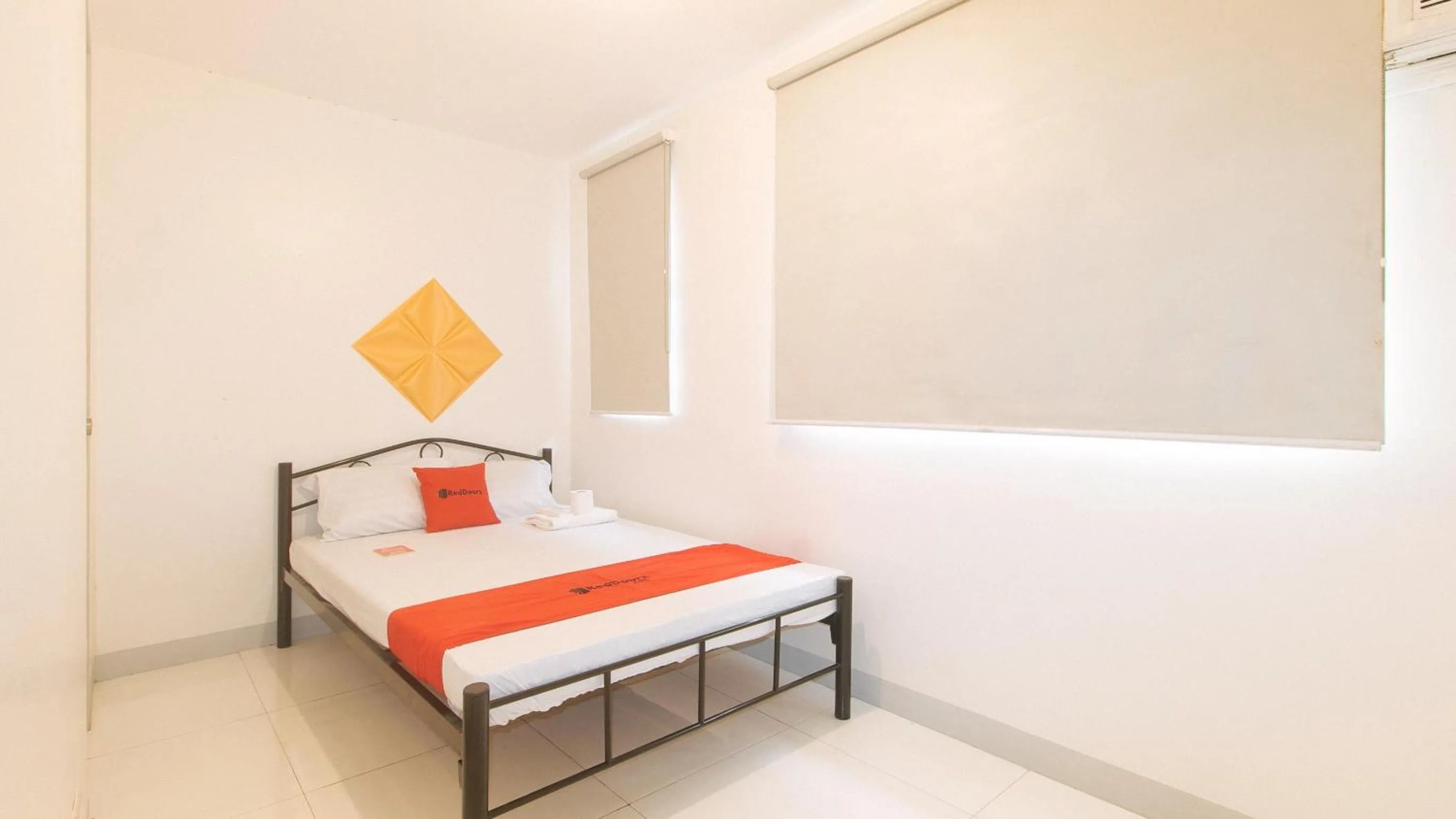 TV and multimedia, Bed in RedDoorz @ The Vjour Hotel Makati