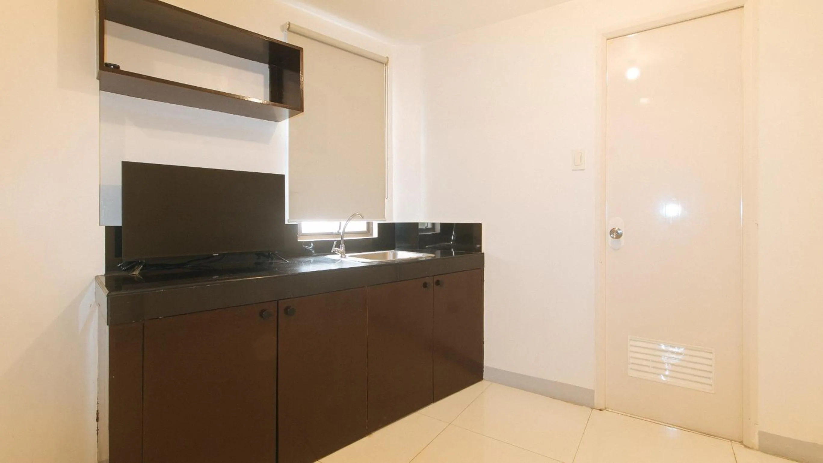 TV and multimedia in RedDoorz @ The Vjour Hotel Makati