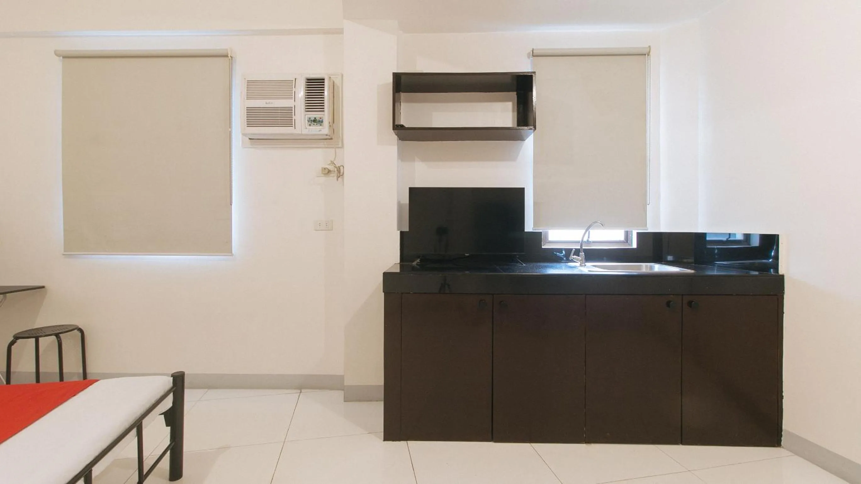 TV and multimedia in RedDoorz @ The Vjour Hotel Makati