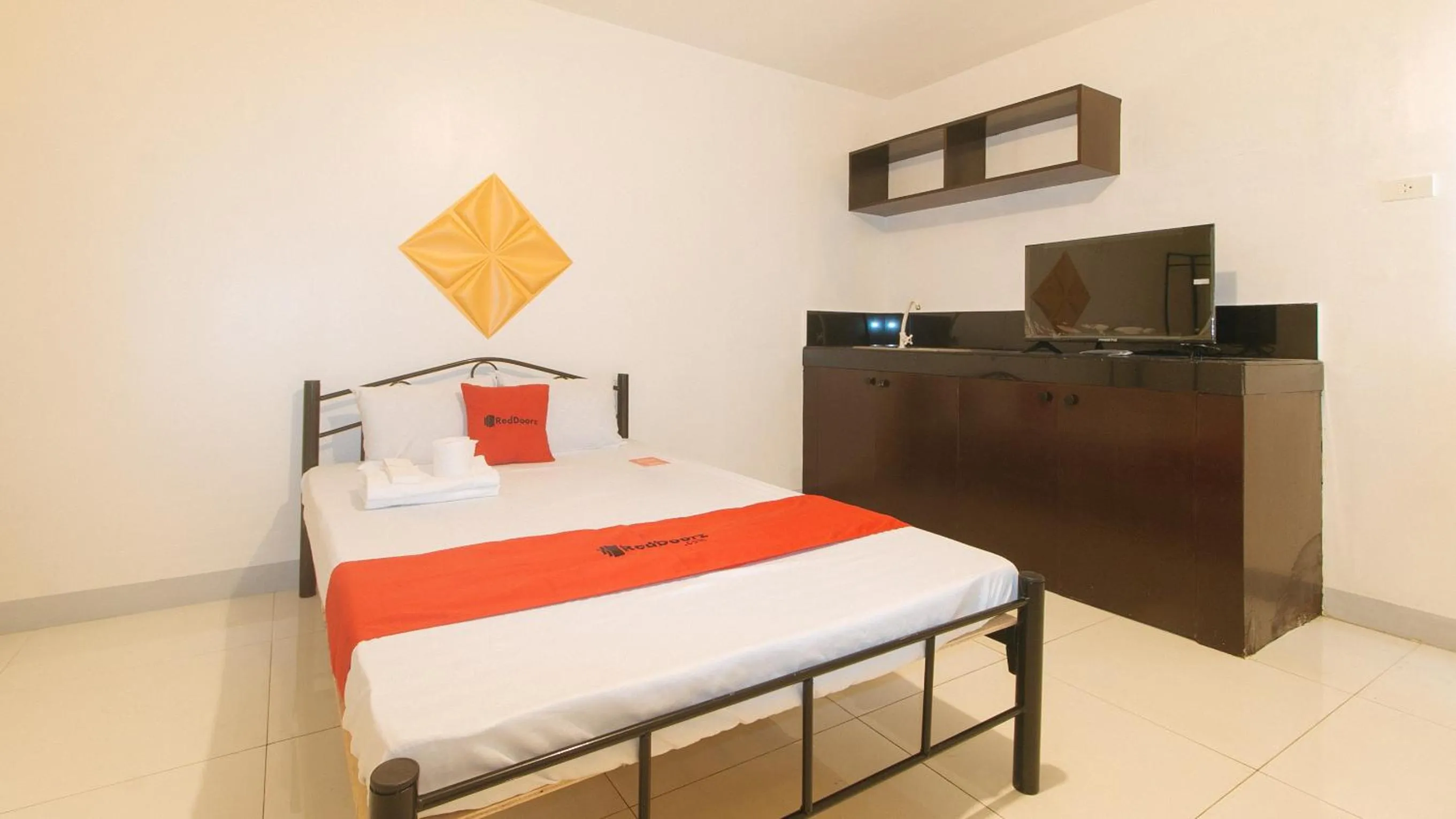 Bed in RedDoorz @ The Vjour Hotel Makati