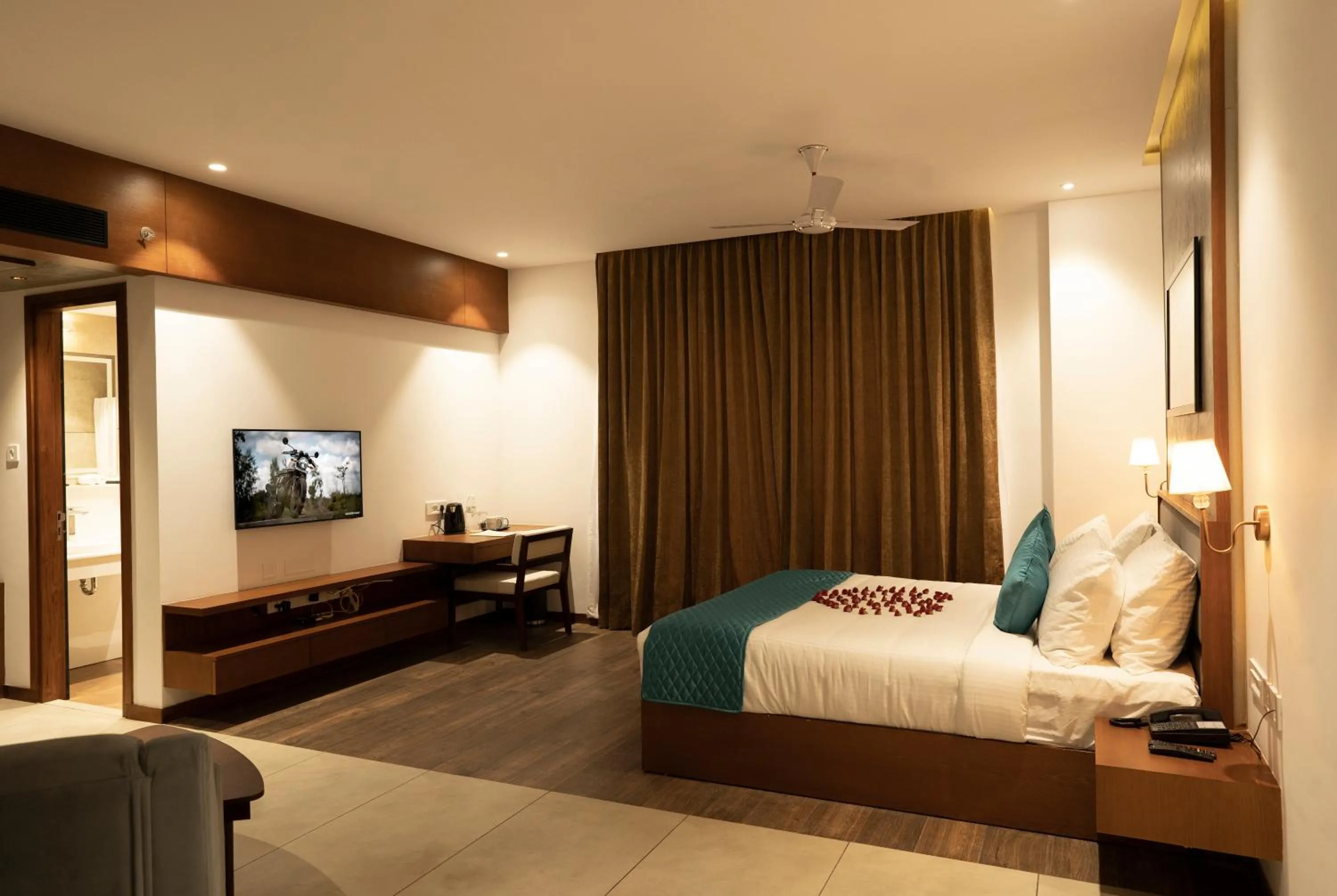 Bedroom, Bed in Gokulam Park Guruvayur