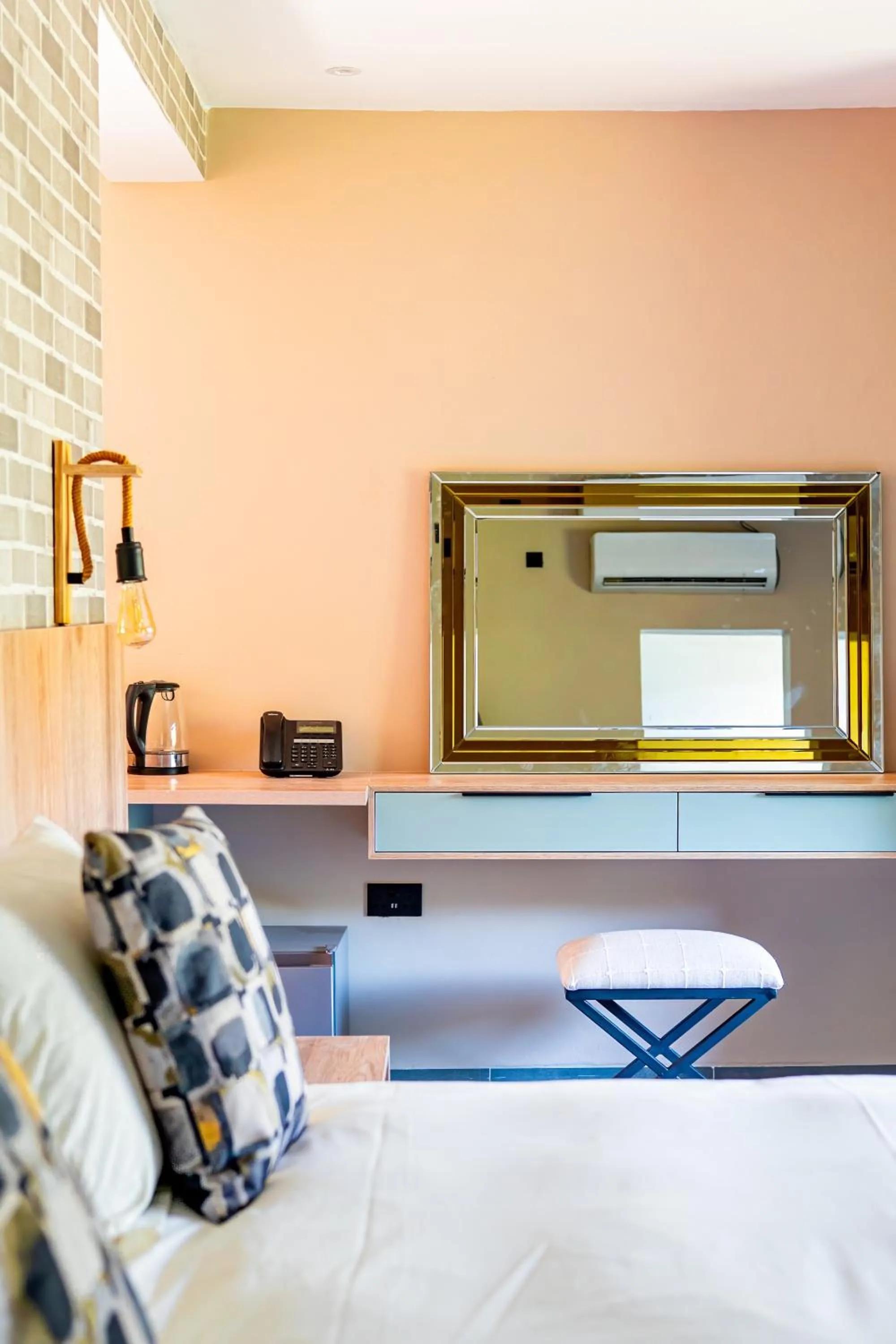 Seating area, Bed in The Little Outlook