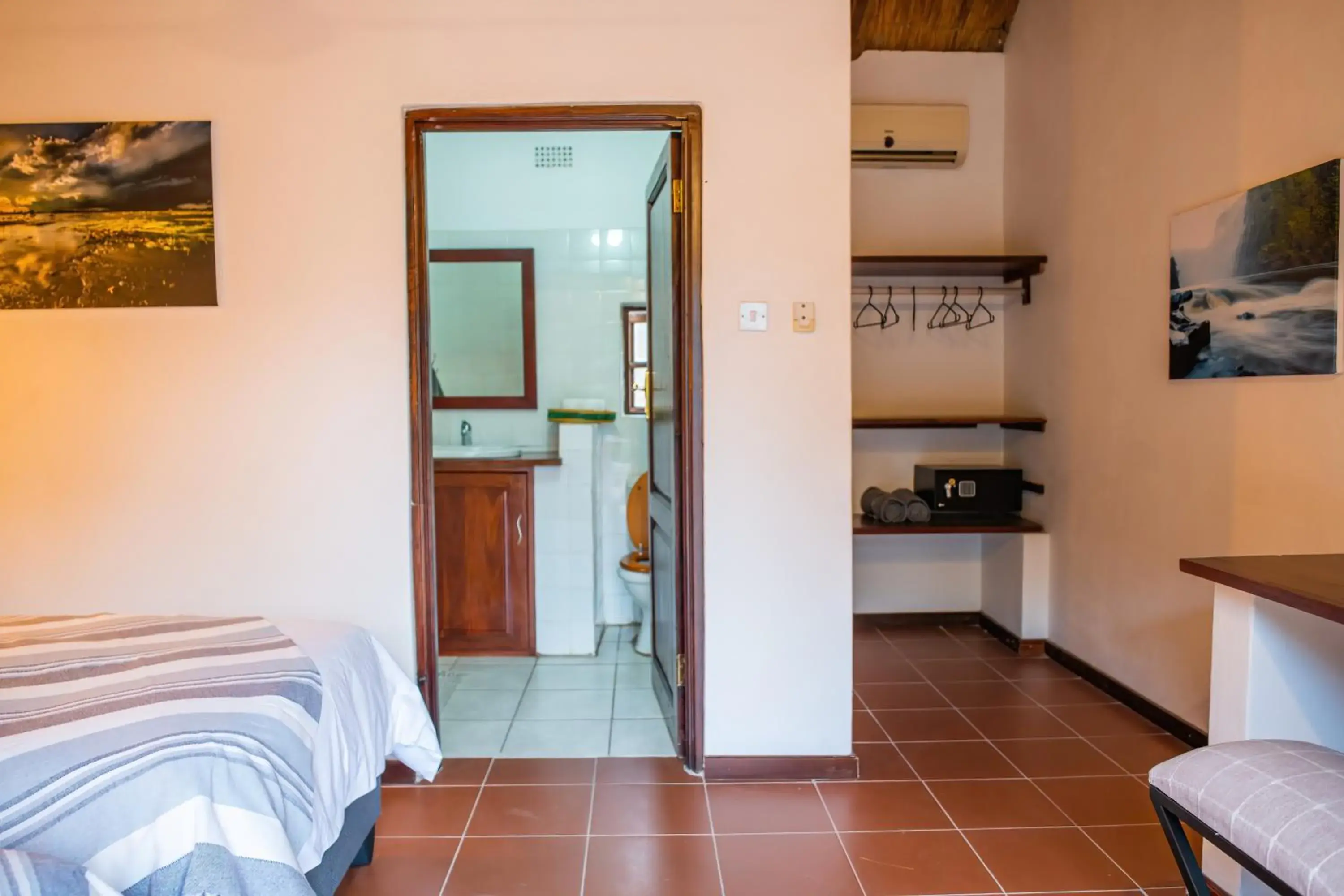 Deluxe Double or Twin Room - single occupancy in The Little Outlook Deluxe Double or Twin Room - single occupancy in The Little Outlook