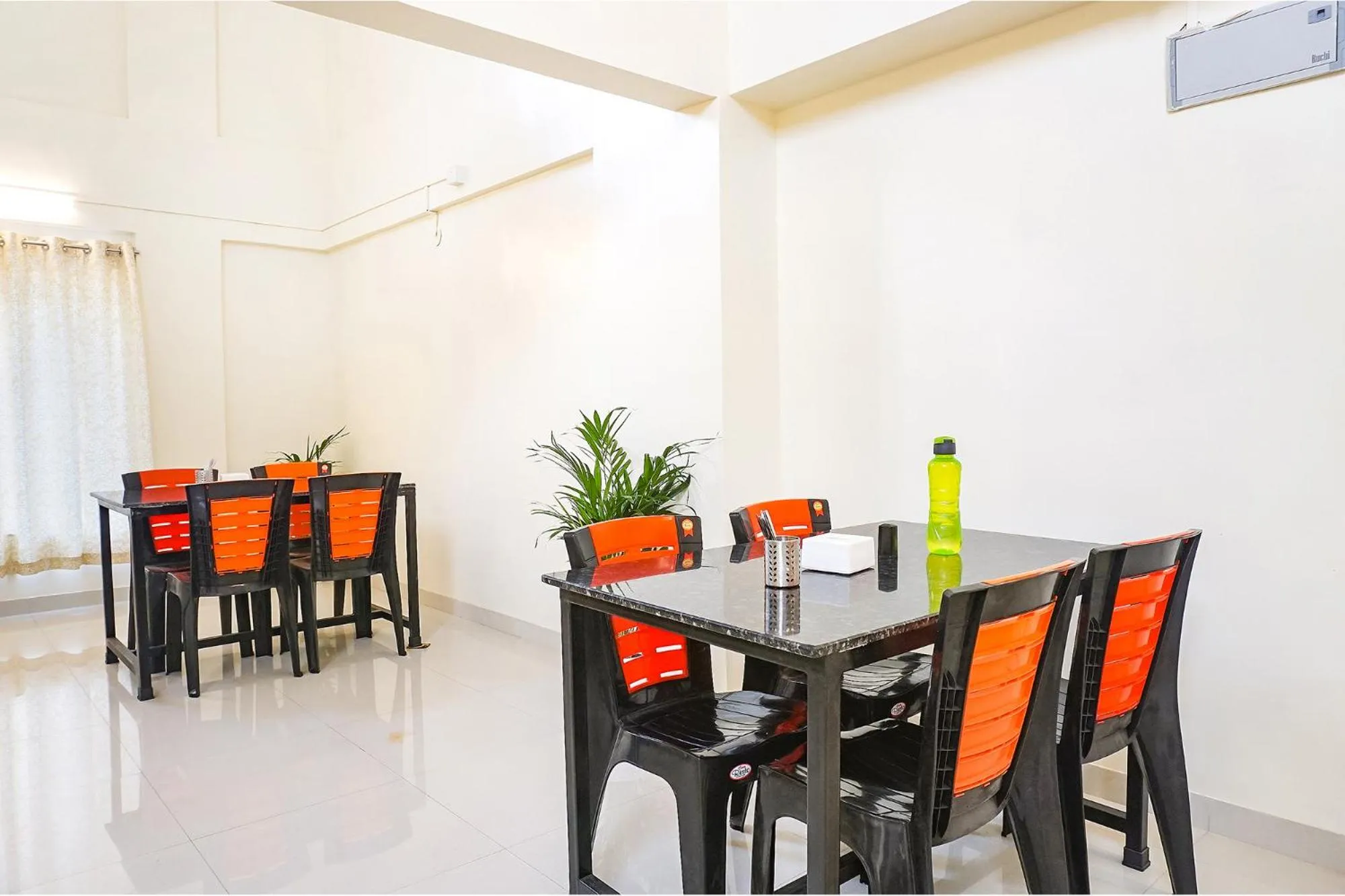 Restaurant/places to eat in FabHotel Majestic Luxurious - Nr Rajaram Bhiku Pathare Stadium