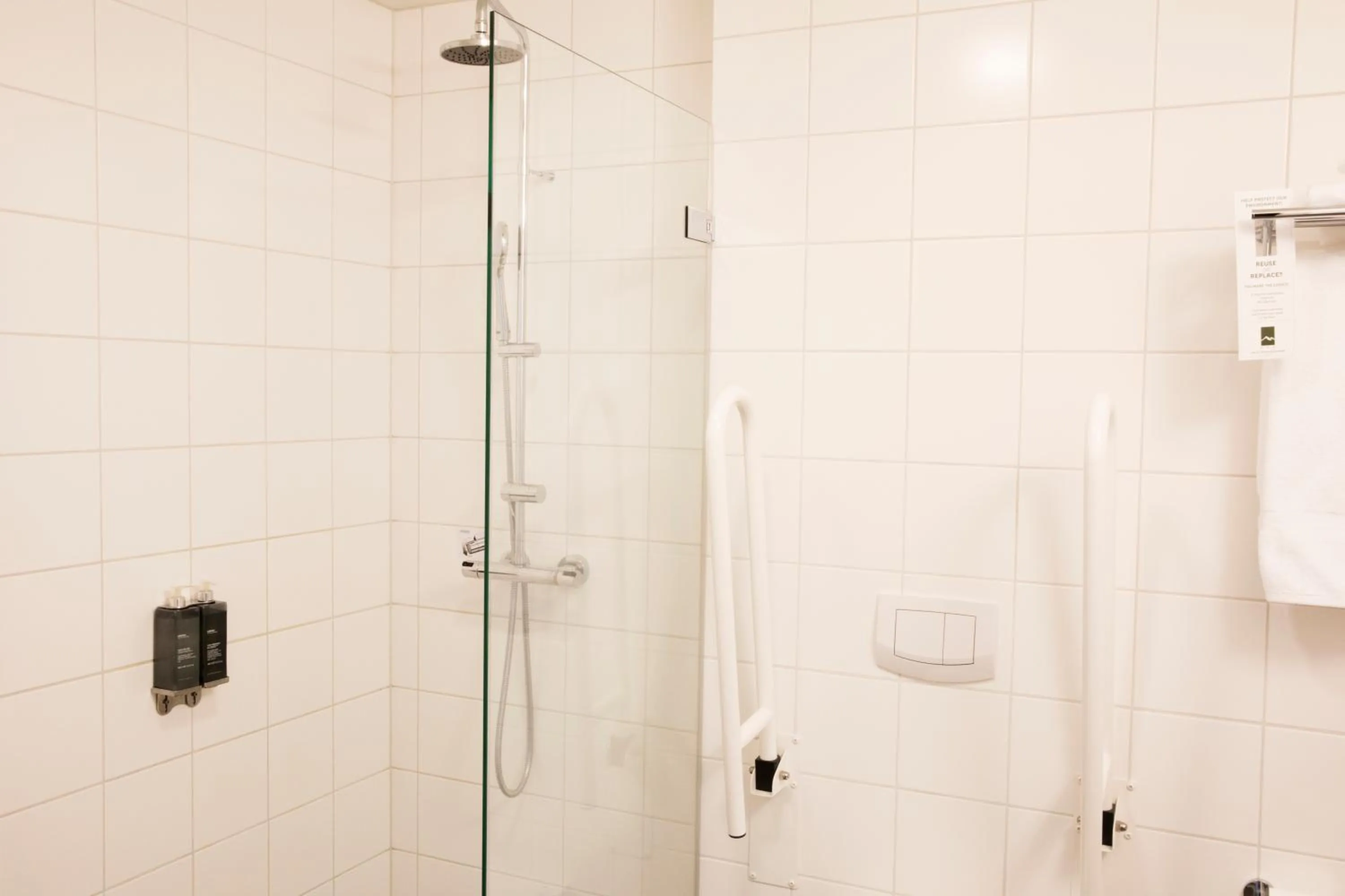 Shower in Fosshotel Reykjavík