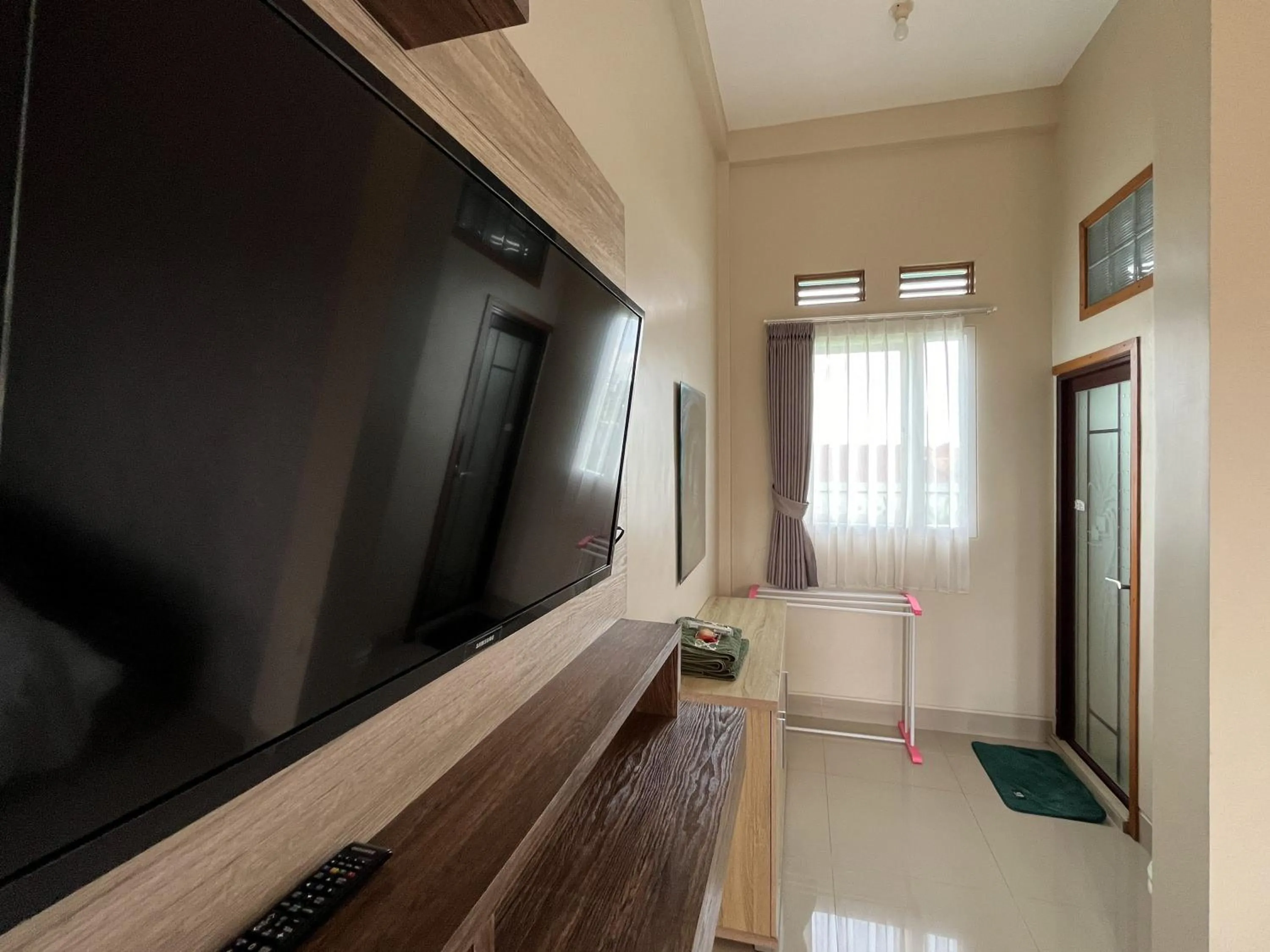 TV and multimedia in Urbanview Syariah Hotel Kanigara Batu