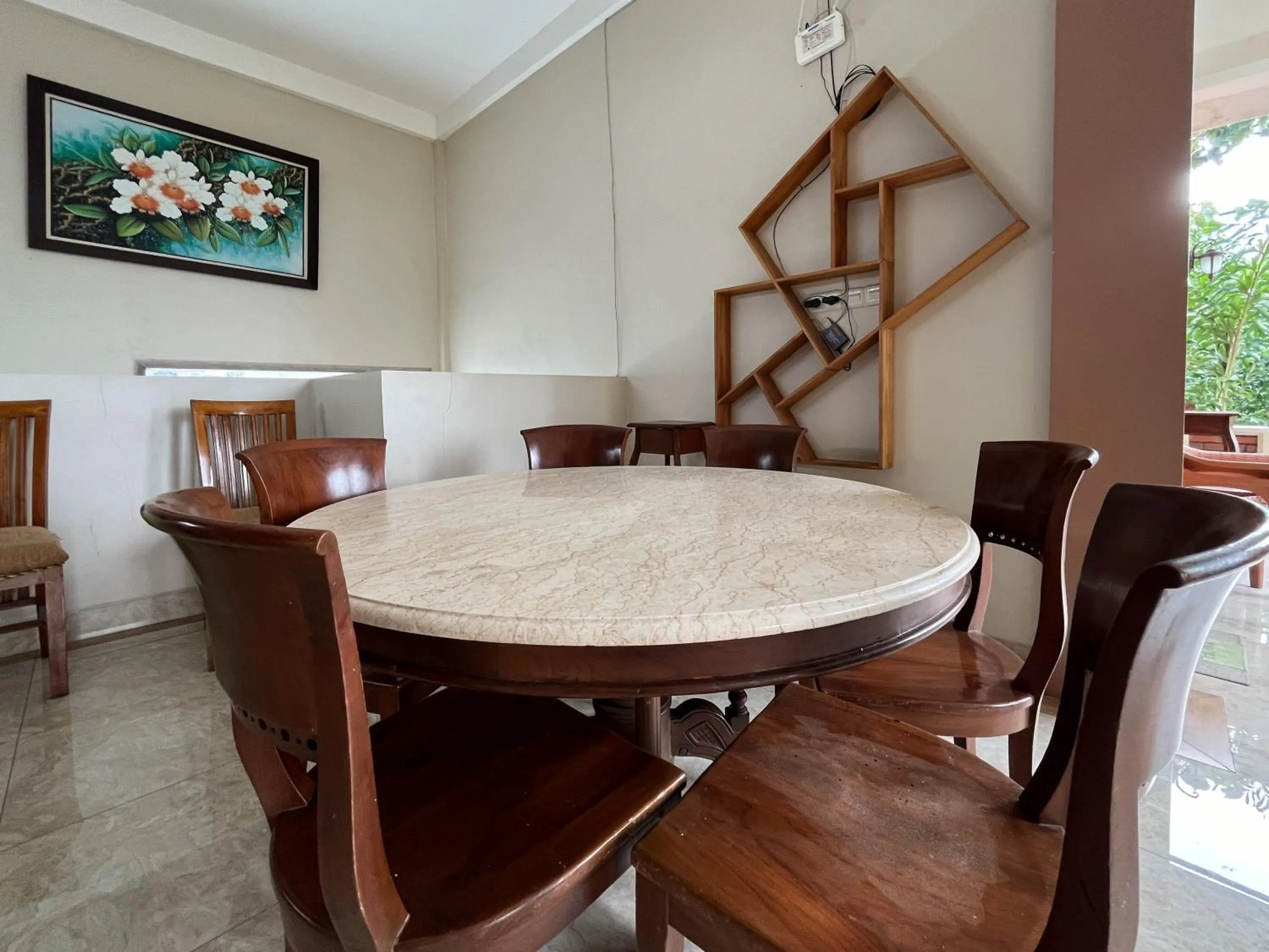 Seating area in Urbanview Syariah Hotel Kanigara Batu