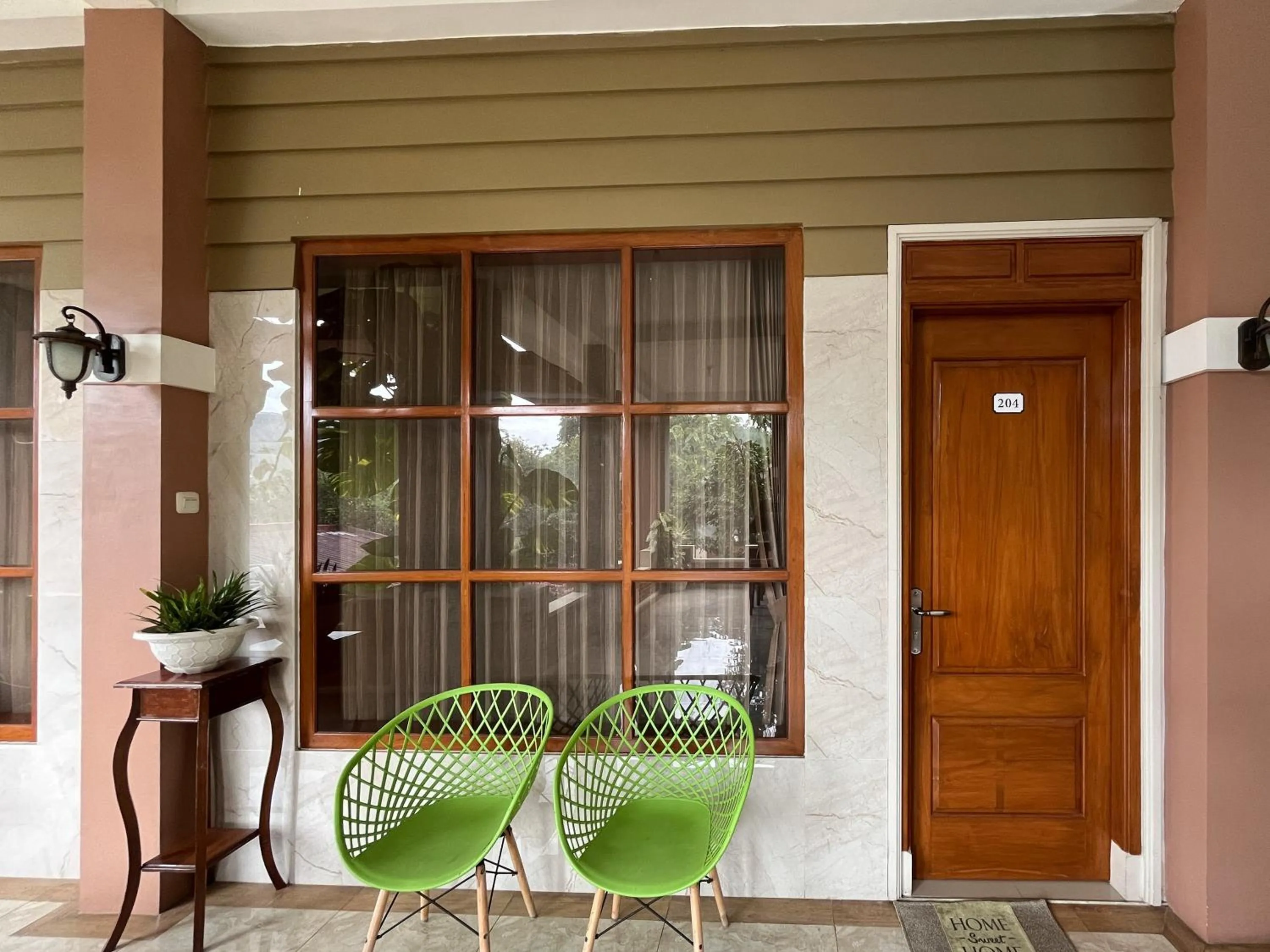 Seating area in Urbanview Syariah Hotel Kanigara Batu