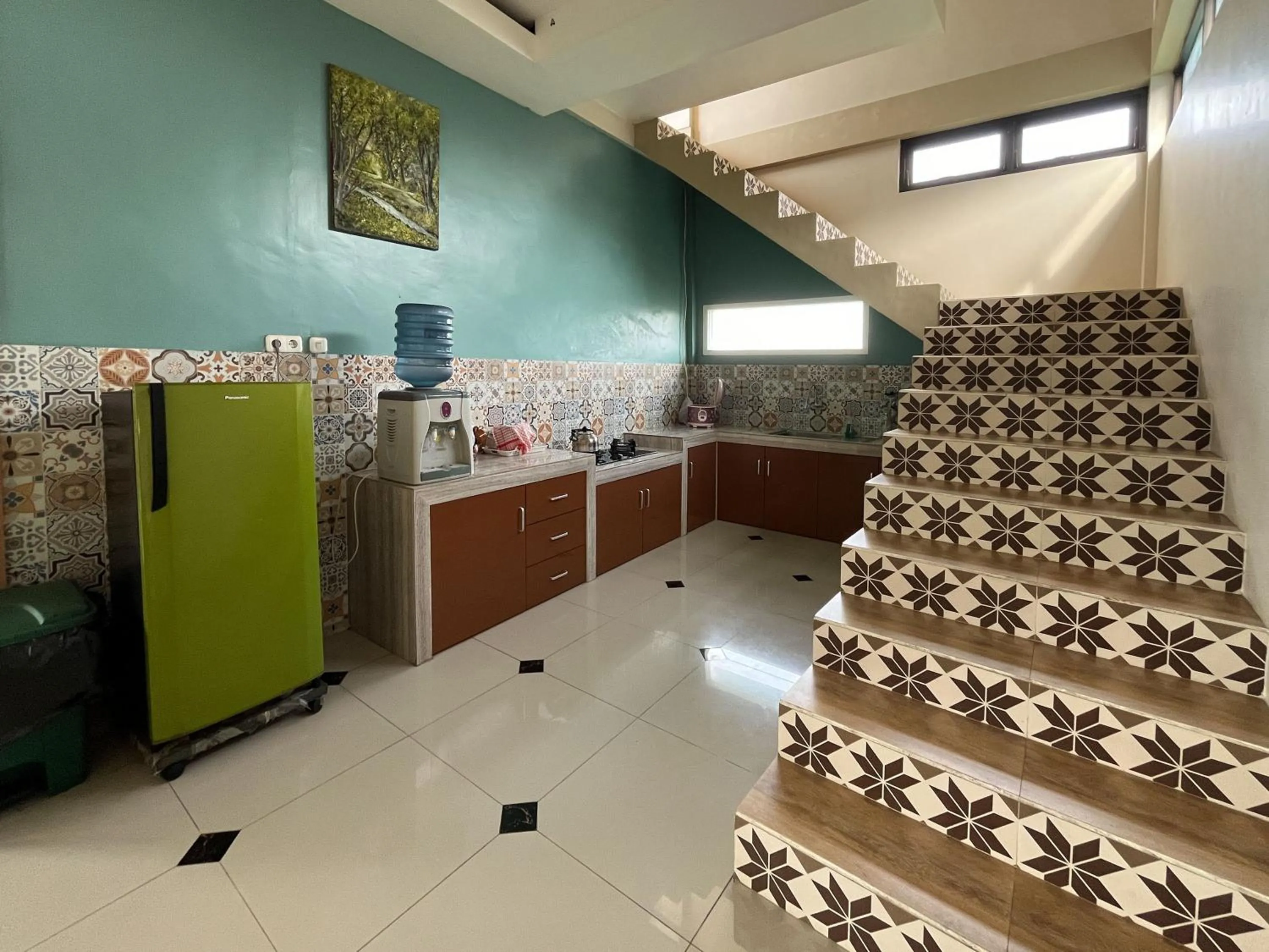 Kitchen or kitchenette in Urbanview Syariah Hotel Kanigara Batu