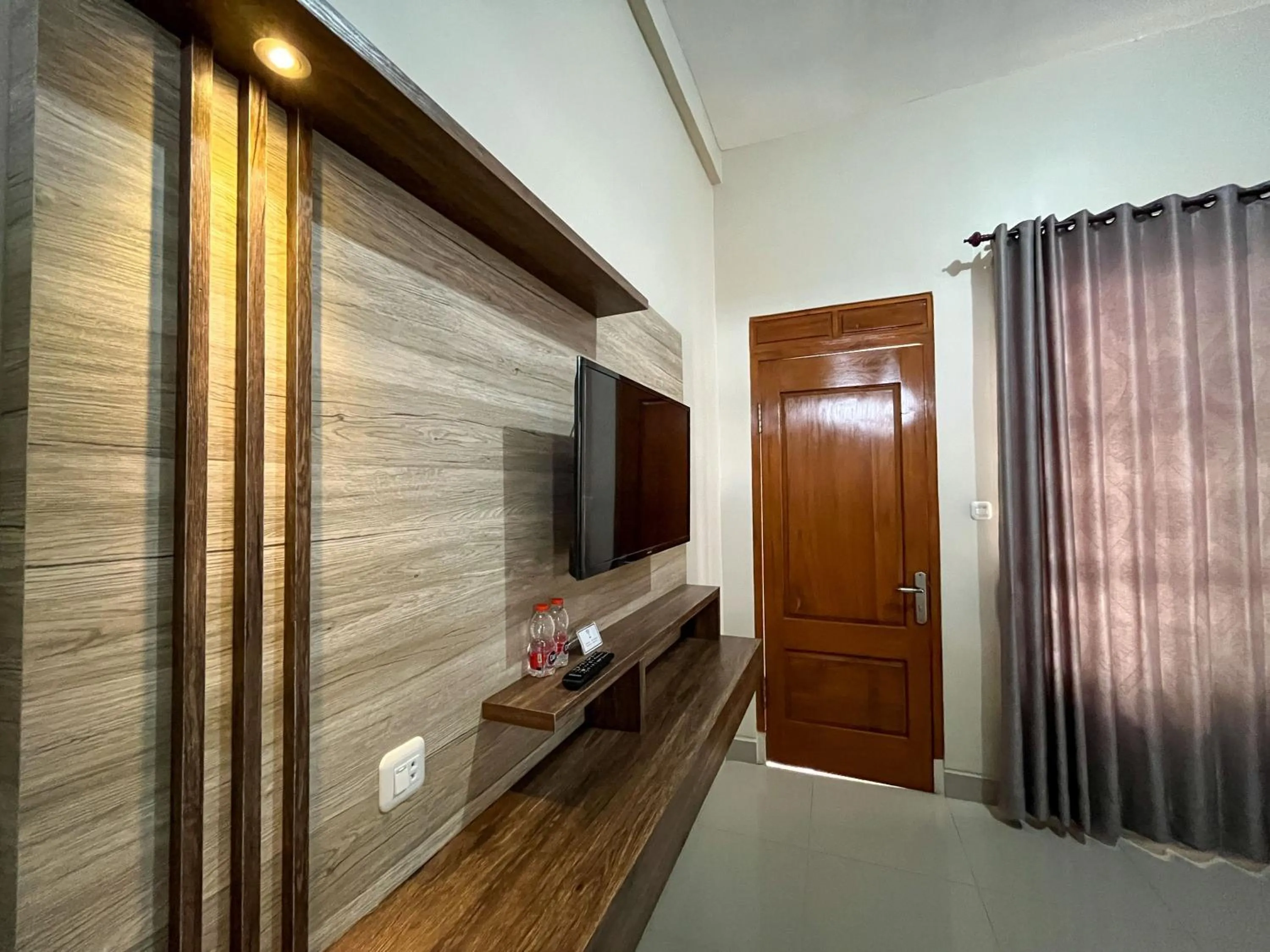 TV and multimedia in Urbanview Syariah Hotel Kanigara Batu