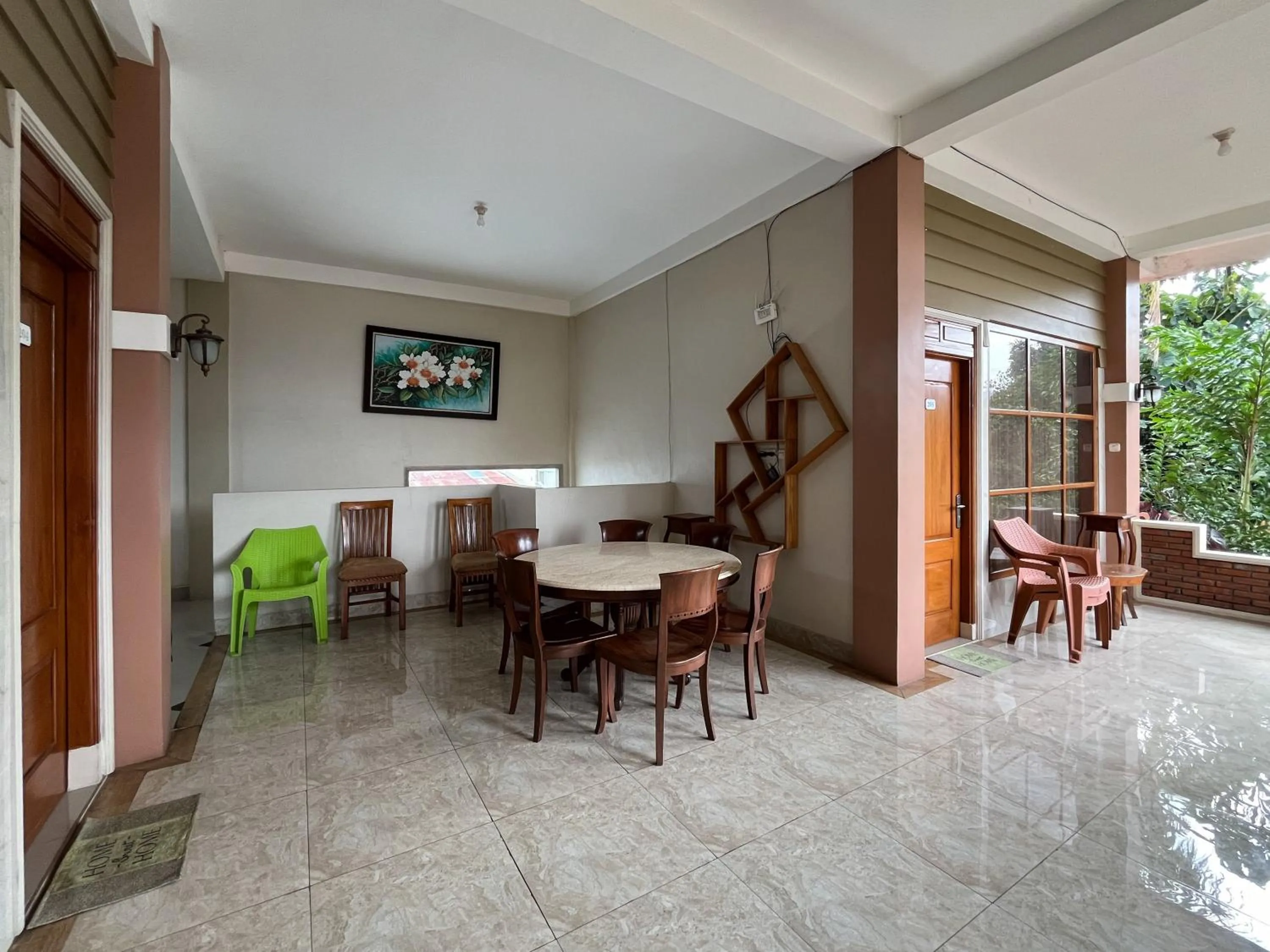 Seating area in Urbanview Syariah Hotel Kanigara Batu