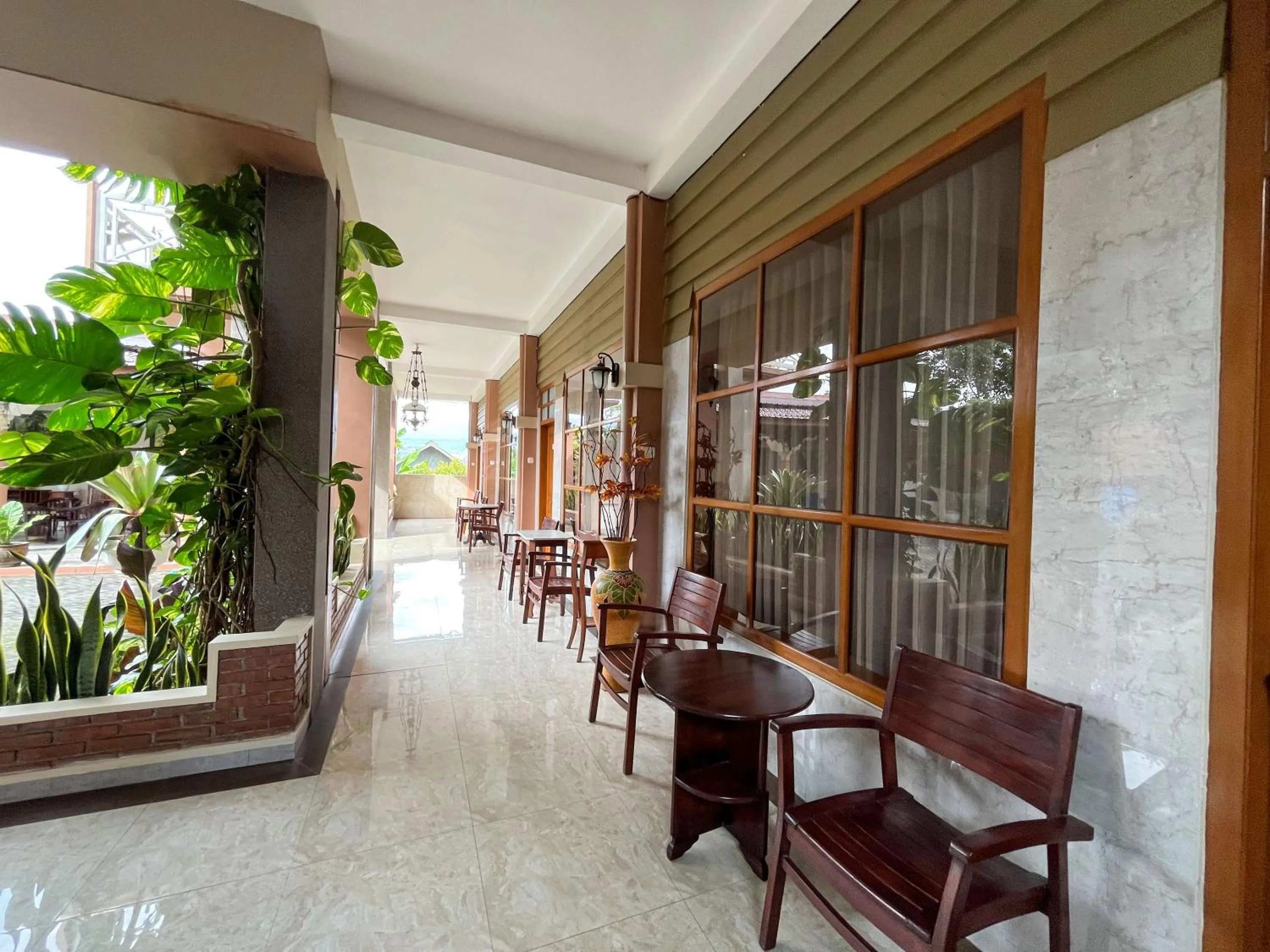 Seating area in Urbanview Syariah Hotel Kanigara Batu