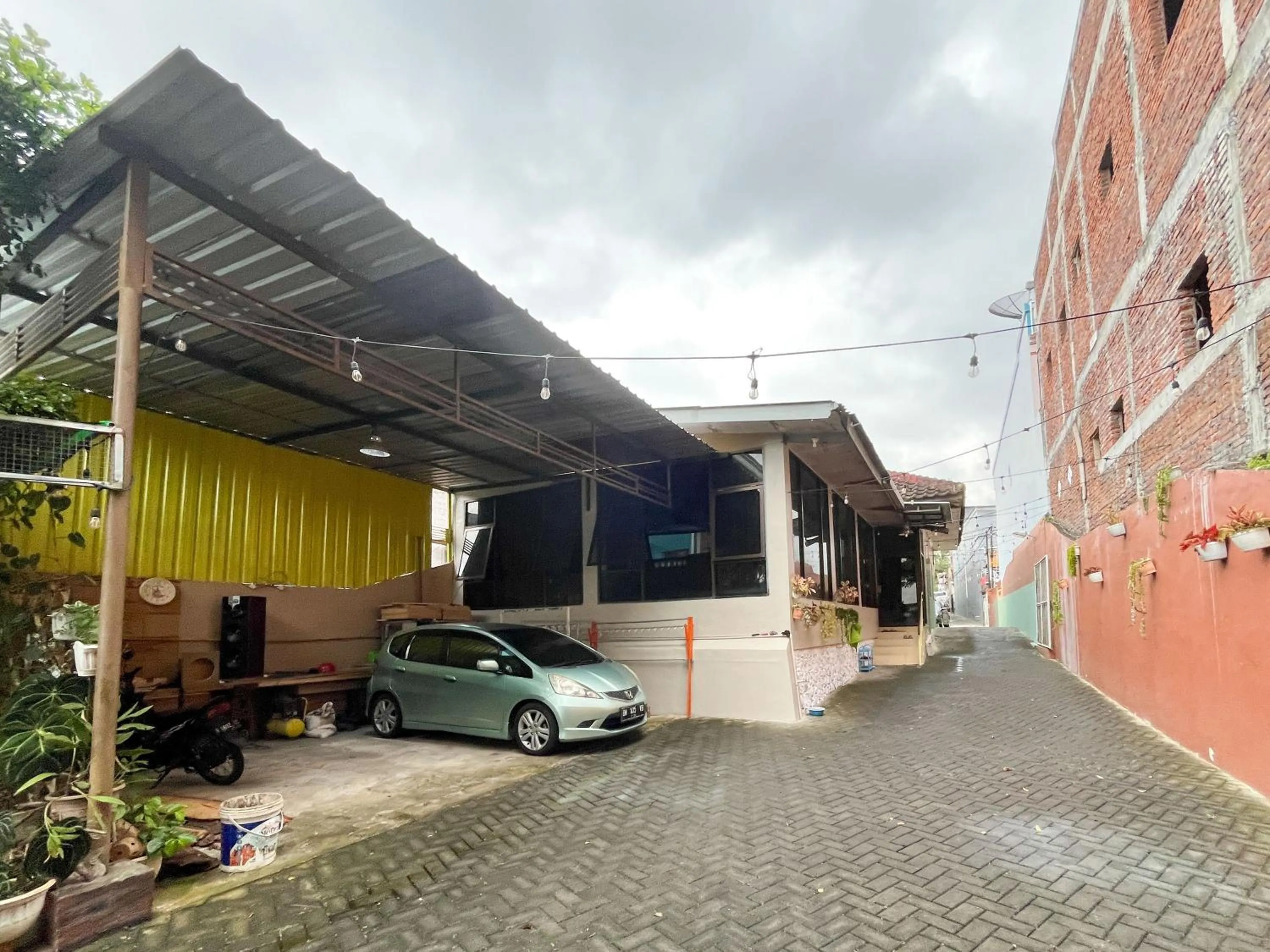 Parking in Urbanview Syariah Hotel Kanigara Batu