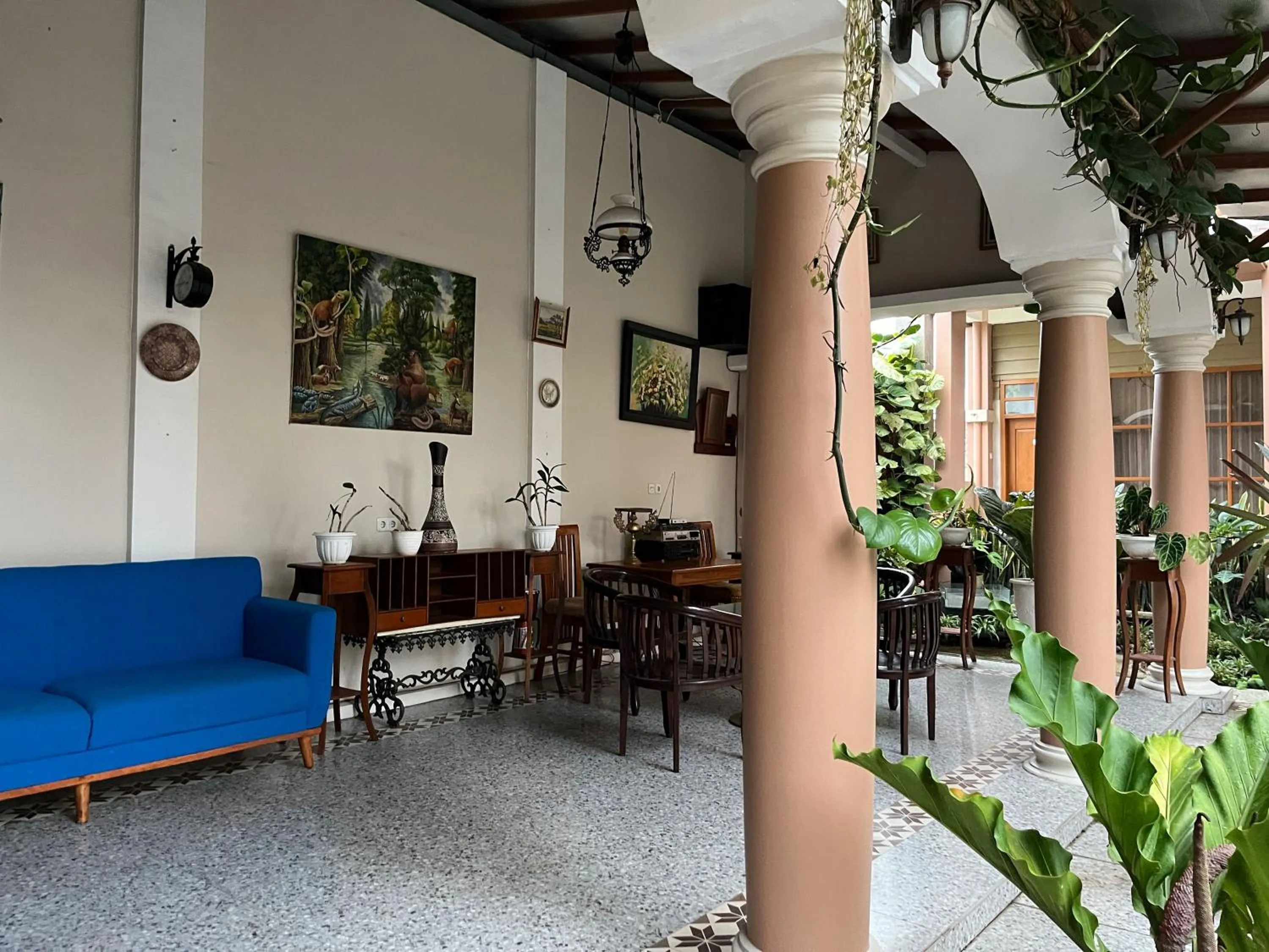 Seating area in Urbanview Syariah Hotel Kanigara Batu